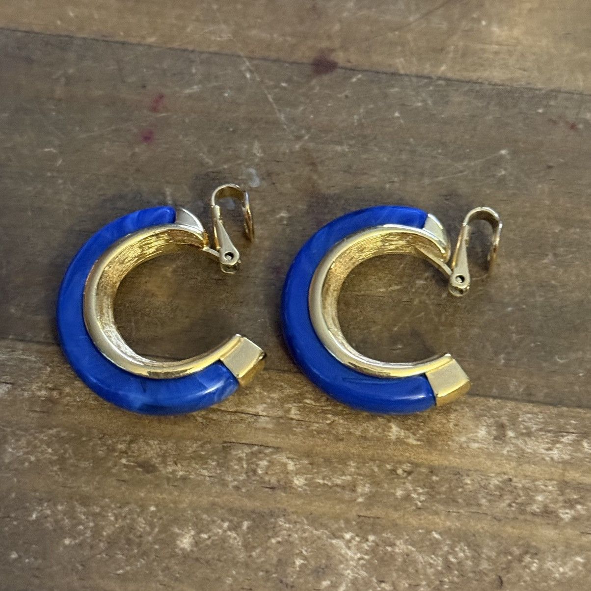 Vintage Vintage Crown Trifari blue and gold clip on hoop earrings Size ONE SIZE - 2 Thumbnail