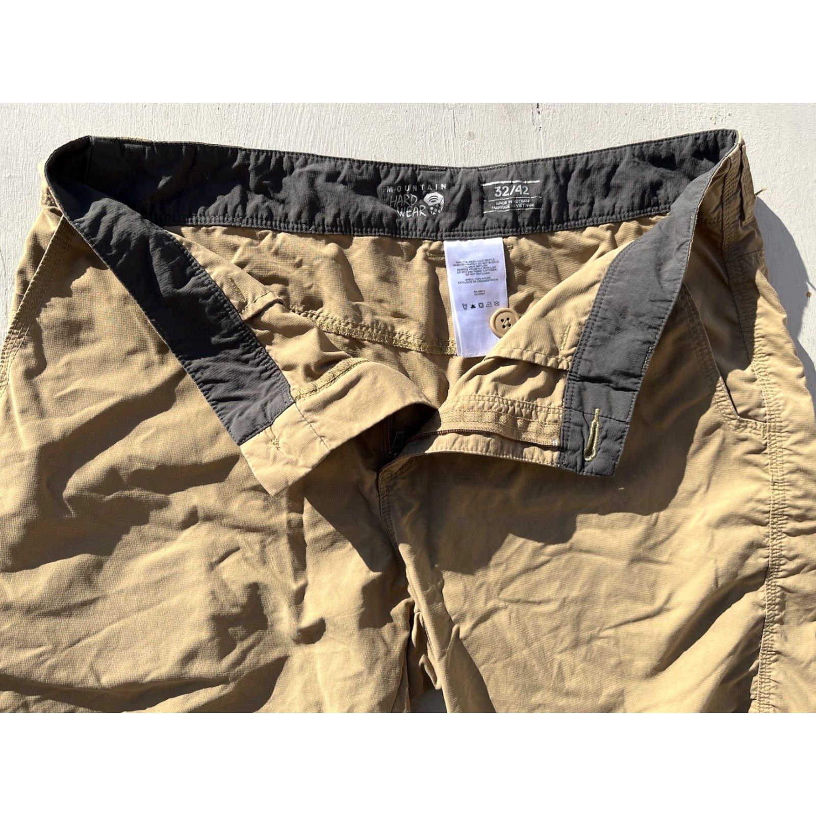 Mountain Hardwear Mountain Hardwear Shorts Beige Solid 32 Nylon Zip Hiking Outdoors Men’s Regular Jumper? Size US 32 / EU 48 - 2 Thumbnail