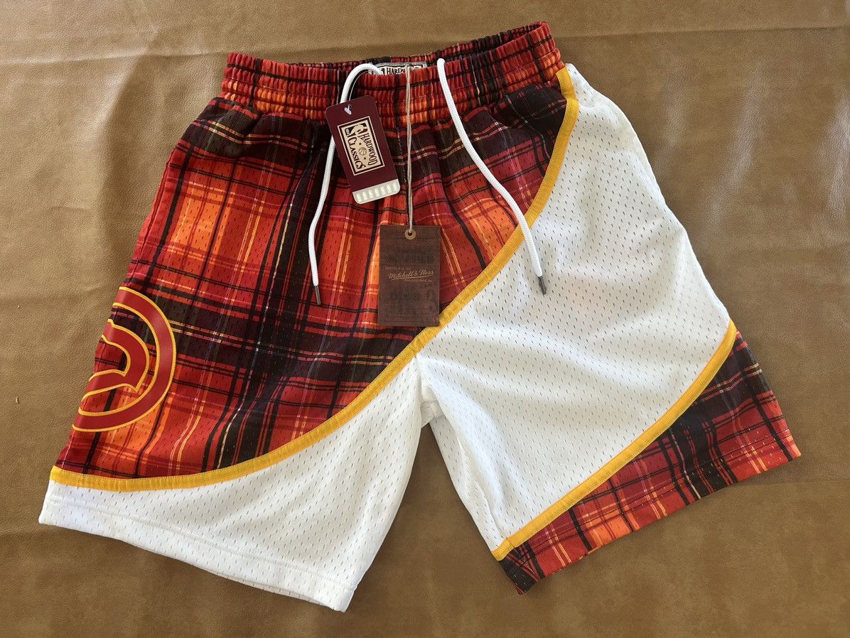 Mitchell & Ness Mitchell & Ness Atlanta Hawks Basketball Shorts! Size US 30 / EU 46 - 1 Thumbnail