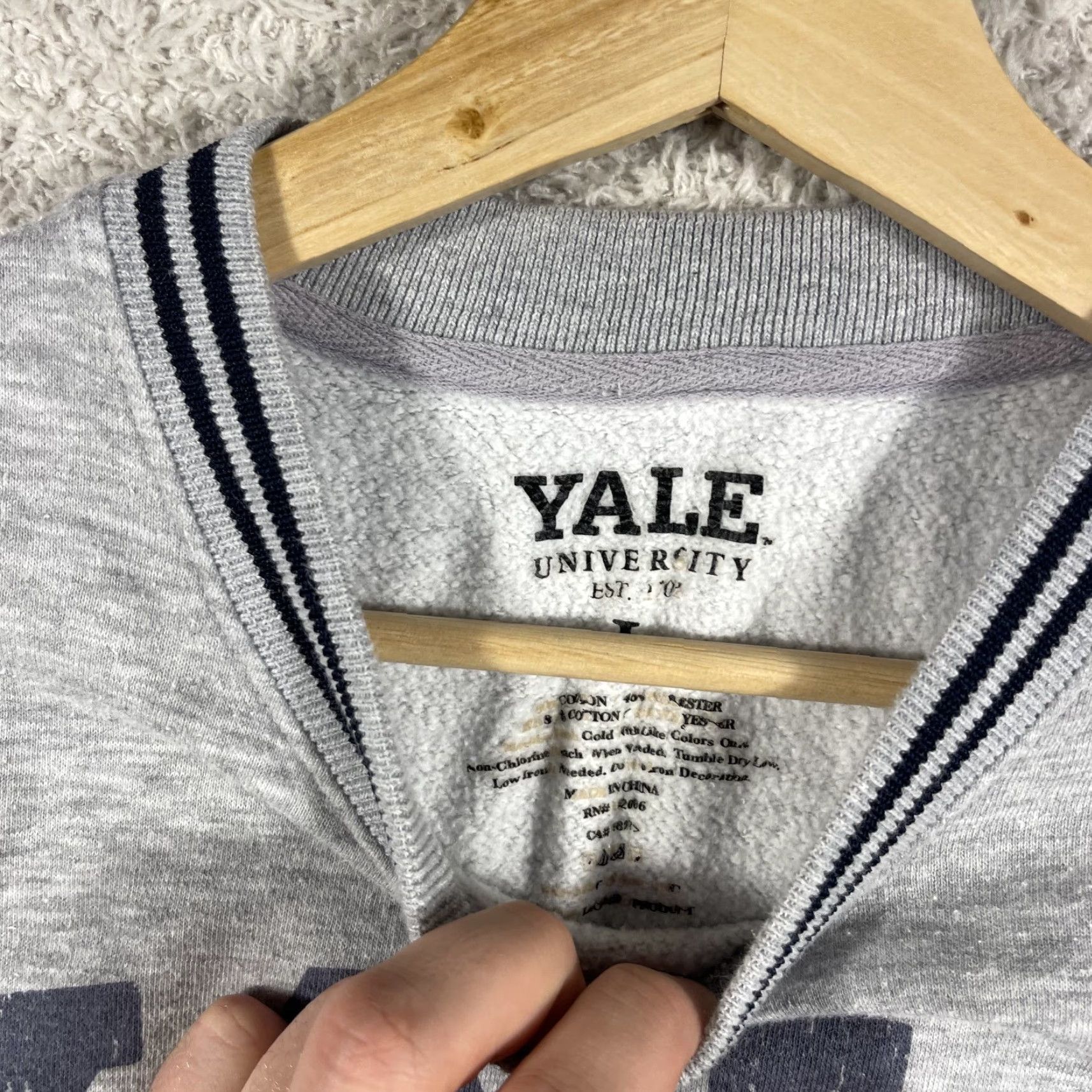 Vintage VINTAGE Yale University Crewneck Sweatshirt Adult Large Gray Bulldogs Ivy League Preppy Size US L / EU 52-54 / 3 - 3 Thumbnail