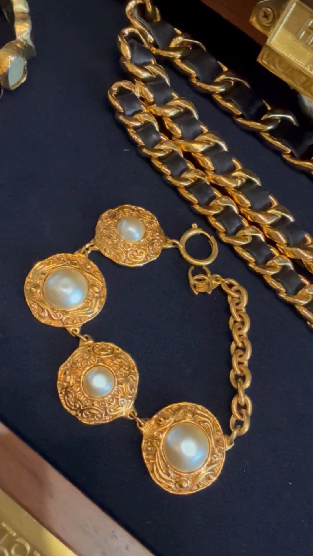 Chanel Chanel Vintage Gold-Tone Pearl Bracelet Size ONE SIZE - 1 Thumbnail