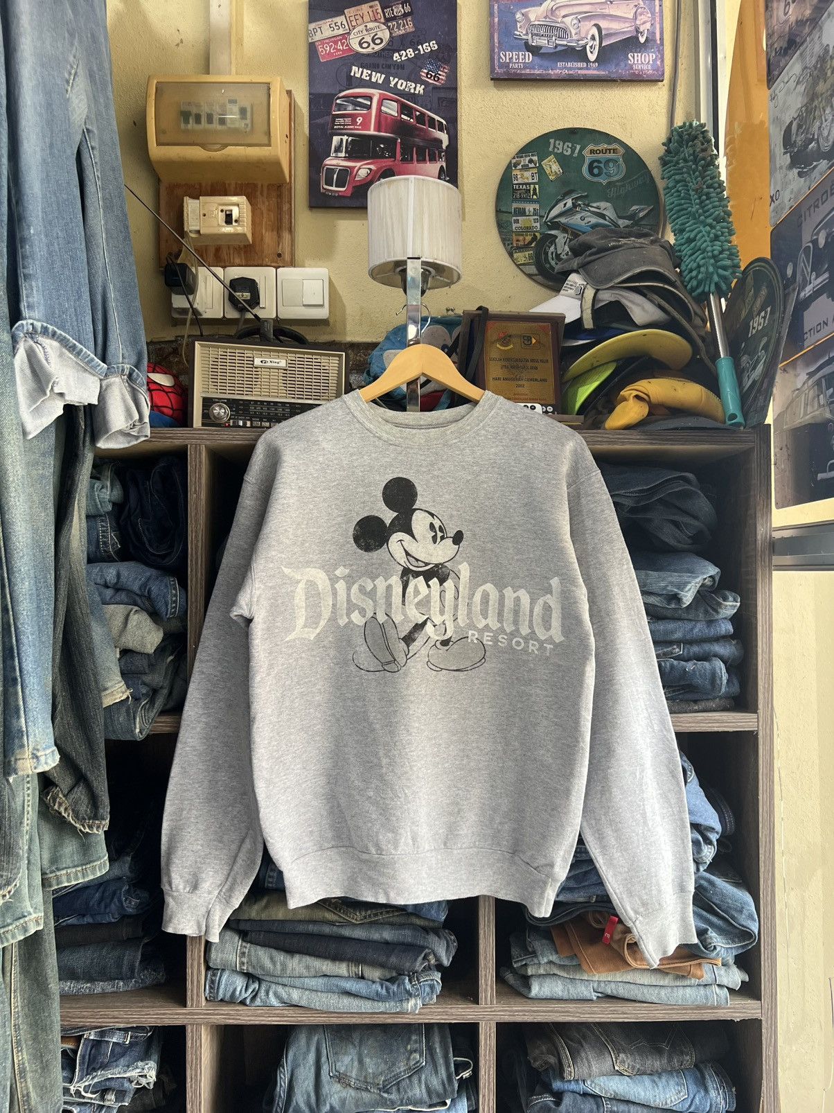 Disney 🔥Hanes Disneyland Resort Crewneck Sweatshirt Size US S / EU 44-46 / 1 - 1 Thumbnail