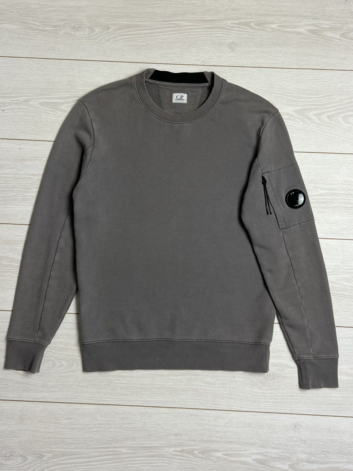 C.P. Company C.P. Company Arm Lens Crewneck Sweatshirt Grey SS20 Size US S / EU 44-46 / 1 - 1 Thumbnail