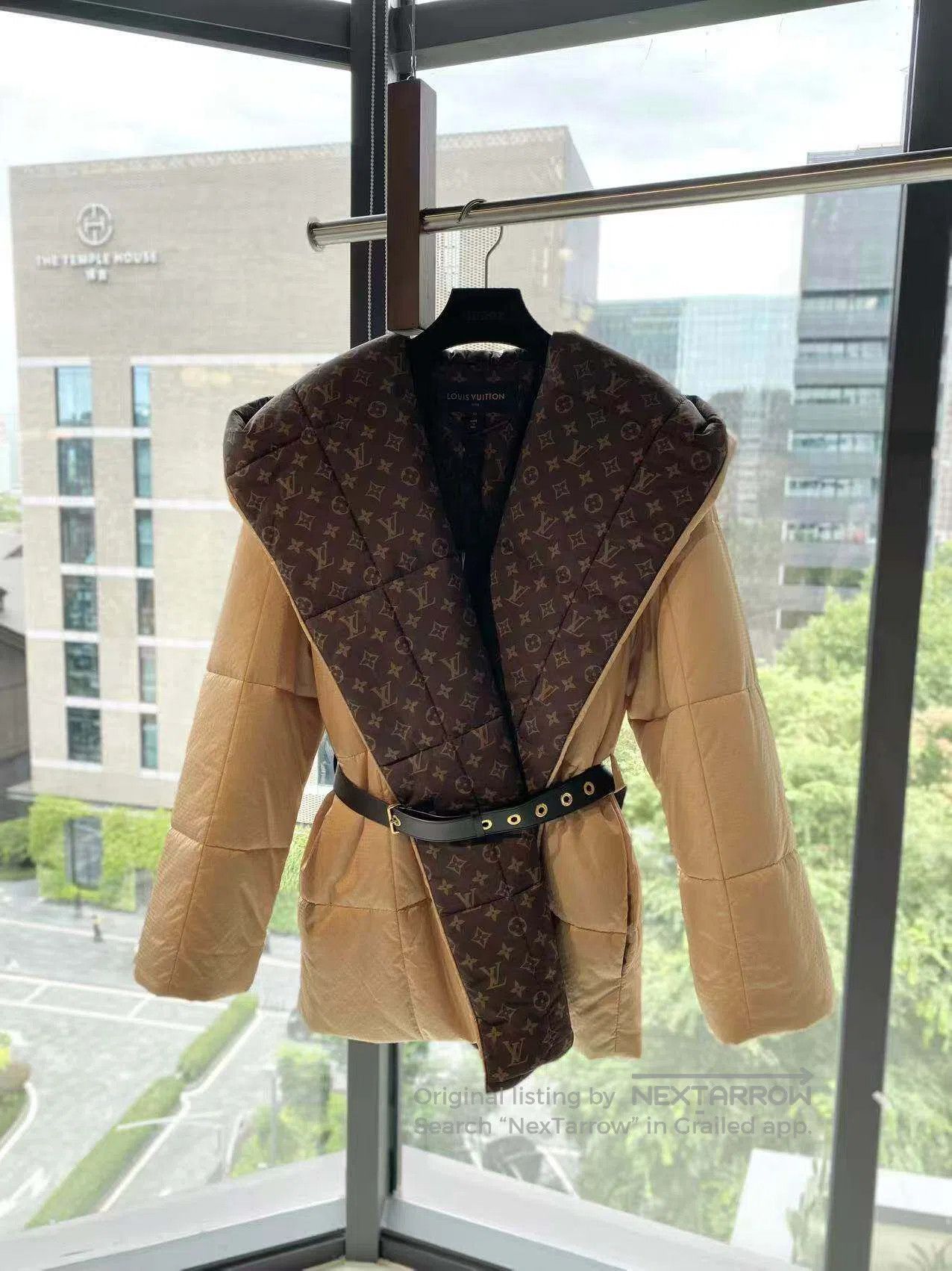Louis Vuitton Louis Vuitton The inside is full of V-neck hooded down jac Size S / US 4 / IT 40 - 1 Thumbnail