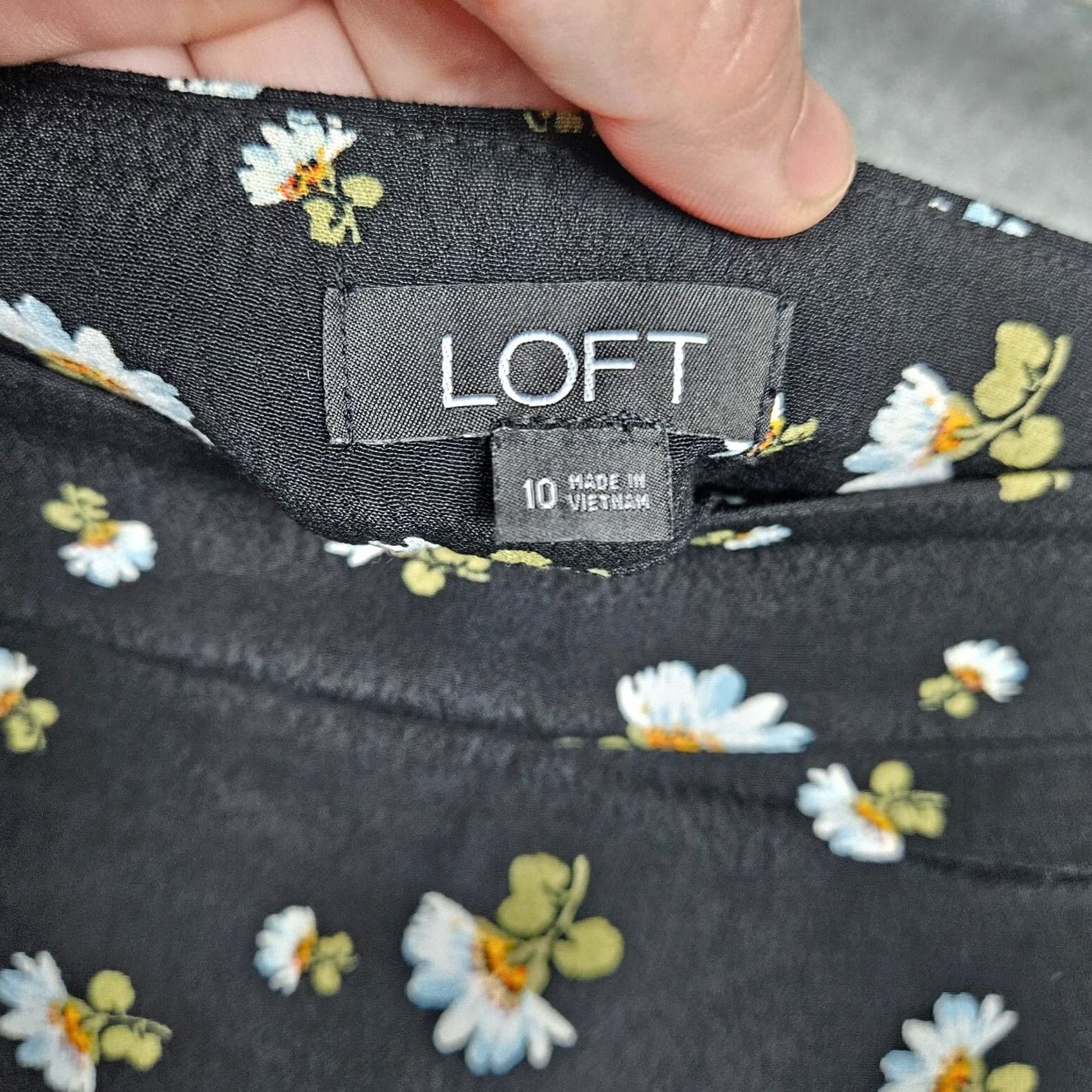 Ann Taylor LOFT By Ann Taylor Women’s flower Printed Summer Short Size 10 Size 32" / US 10 / IT 46 - 5 Thumbnail