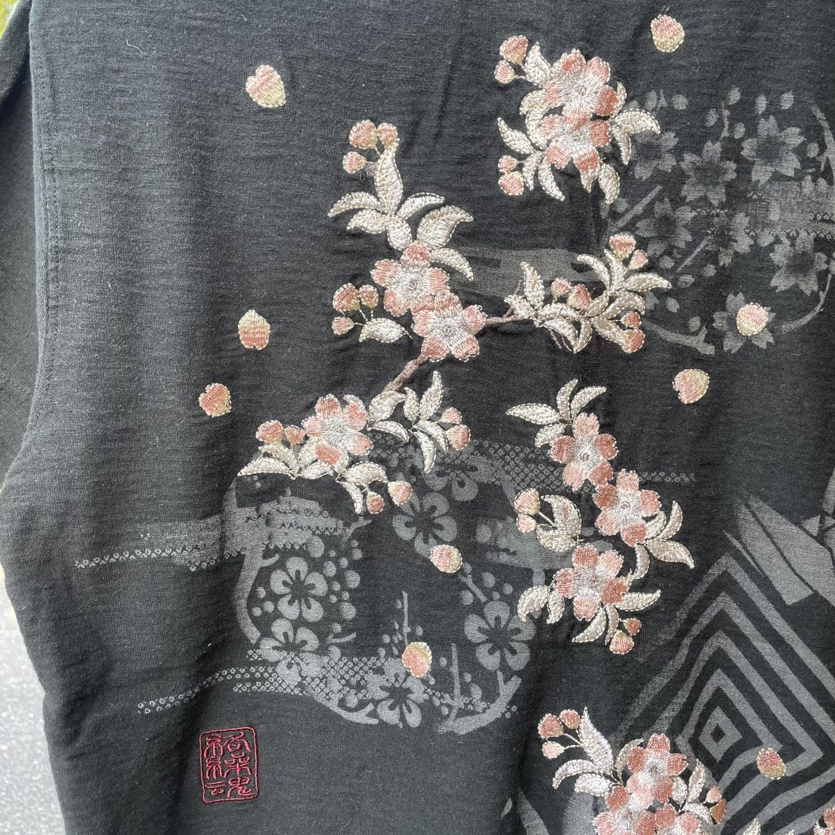 Japanese Brand 🔥Karakuri Tamashi Embroidered Motive Flower Sukajan Tee Size US L / EU 52-54 / 3 - 4 Thumbnail