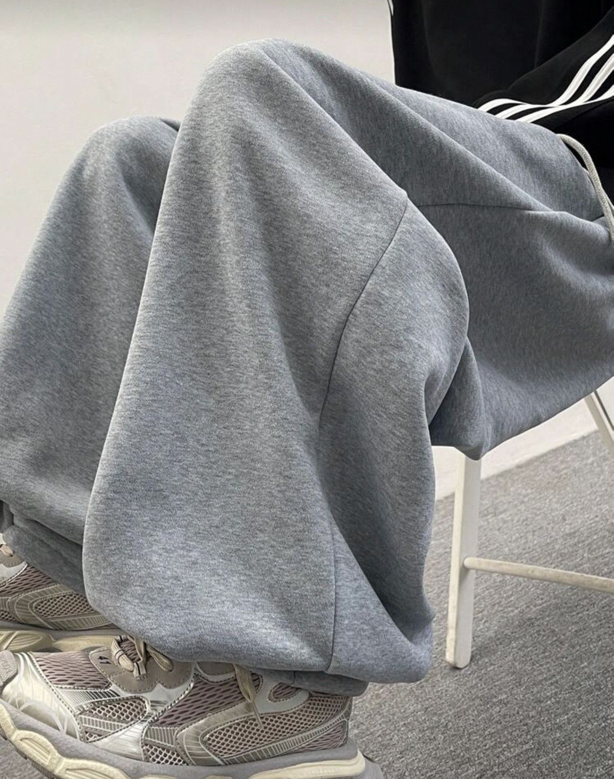 Japanese Brand Wide-Leg Baggy Sweatpants Size US 33 - 1 Thumbnail