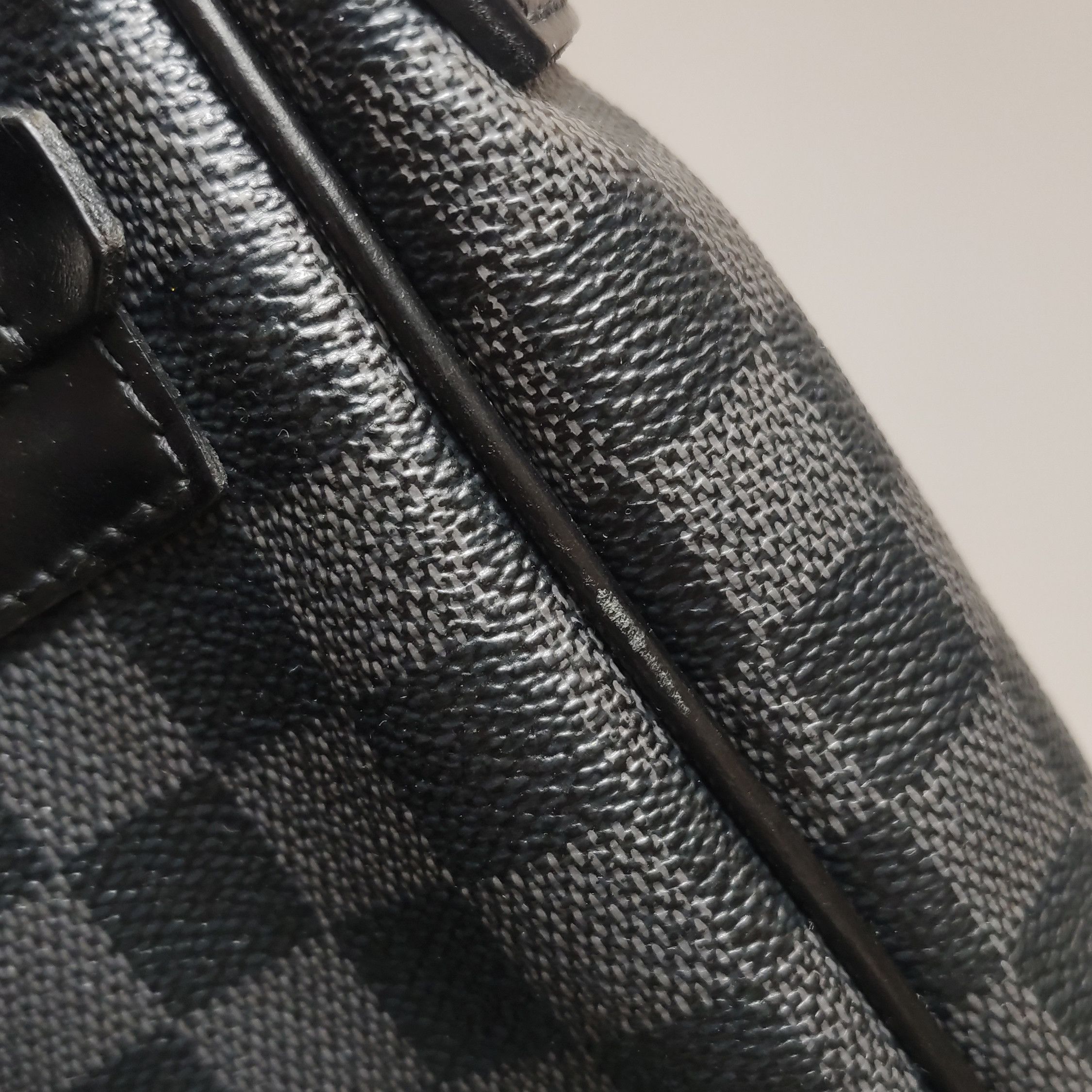 Louis Vuitton Louis Vuitton (LV) District leather checkerboard flap messe Size ONE SIZE - 4 Thumbnail