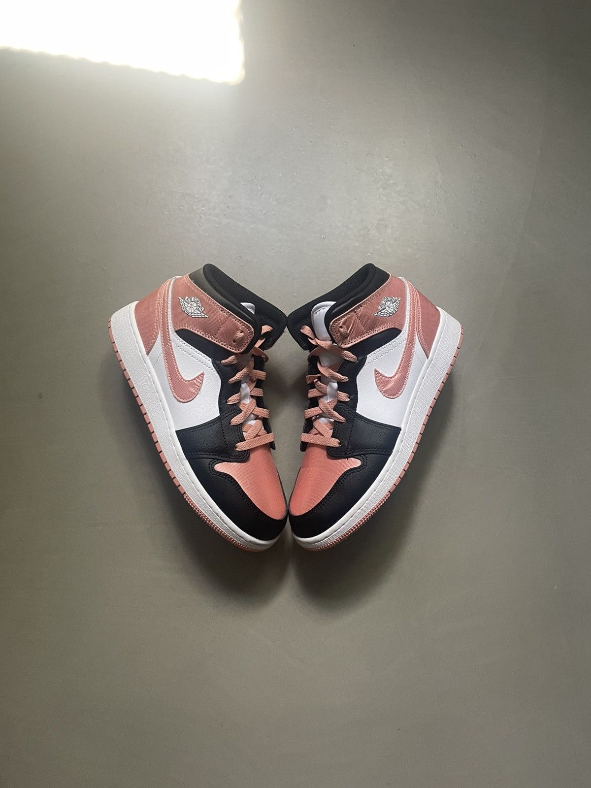 Jordan Brand Air Jordan 1 Mid GS White Light Madder Root size 6.5 Size US 6.5 / EU 39-40 - 2 Thumbnail