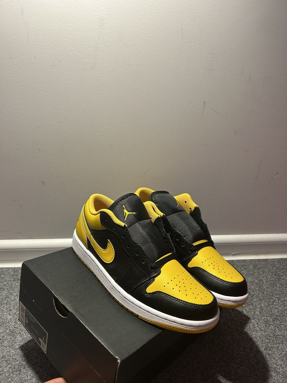 Jordan Brand × Nike Air Jordan 1 Low Size US 9 / EU 42 - 2 Thumbnail