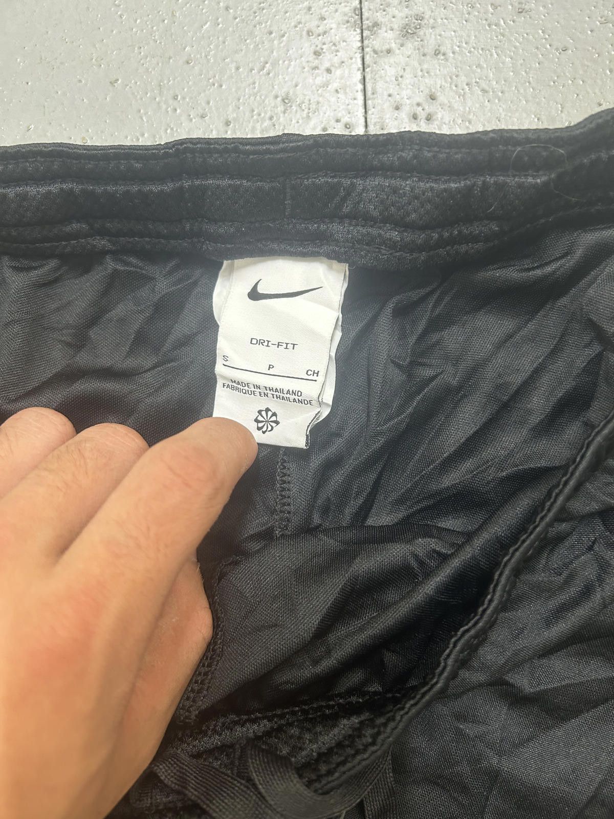 Nike Nike Dri-FIT Black Shorts with Red Accents Size 28" / US 6 / IT 42 - 2 Thumbnail