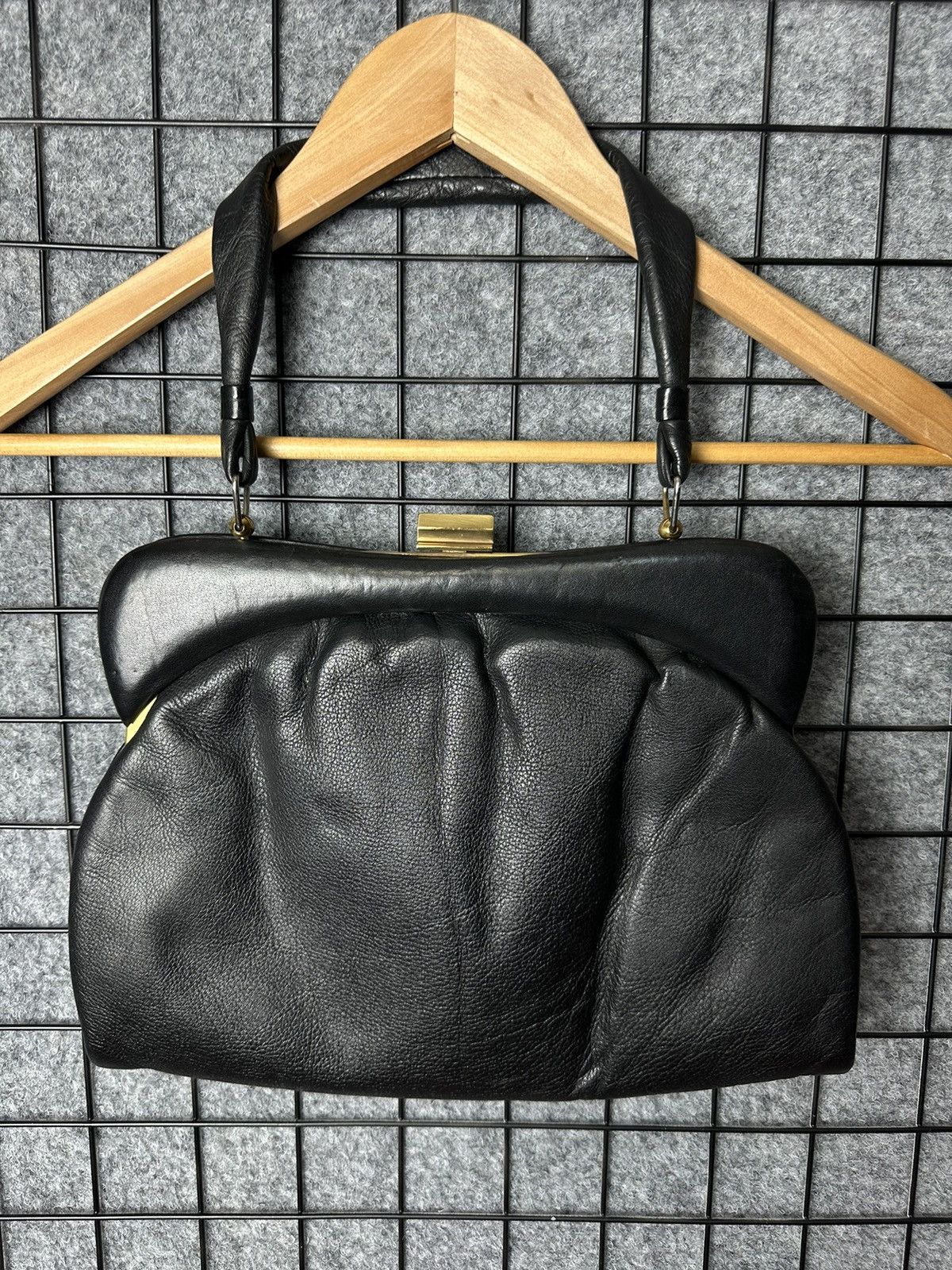 Genuine Leather Vintage 90s Y2K Genuine Leather Clasp Shoulder Bag Size OS Size ONE SIZE - 2 Thumbnail