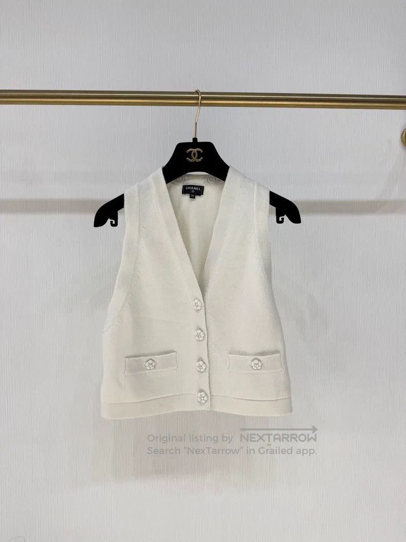 Chanel Chanel 23K white camelia button vest Size XXS / US 00 / IT 34 - 1 Thumbnail