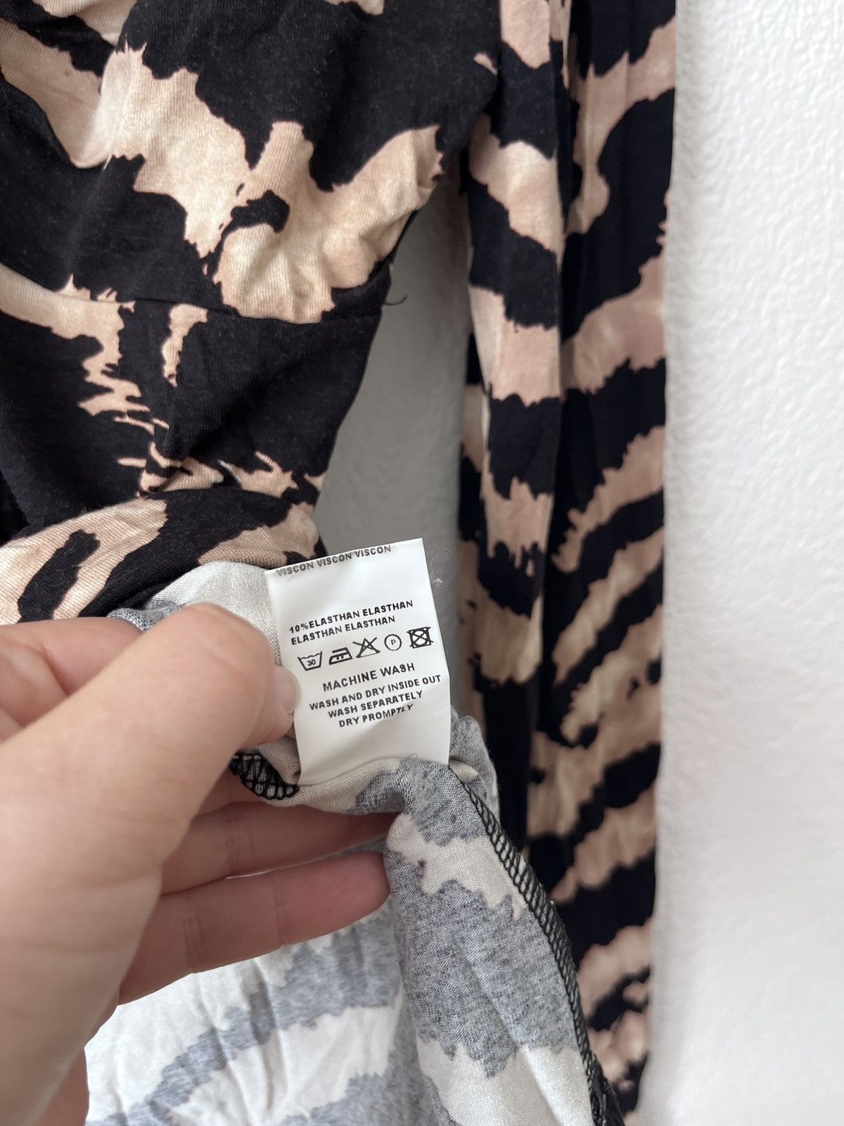 Roberto Cavalli Roberto Cavalli Y2K Tiger Print Top L Size L / US 10 / IT 46 - 5 Thumbnail