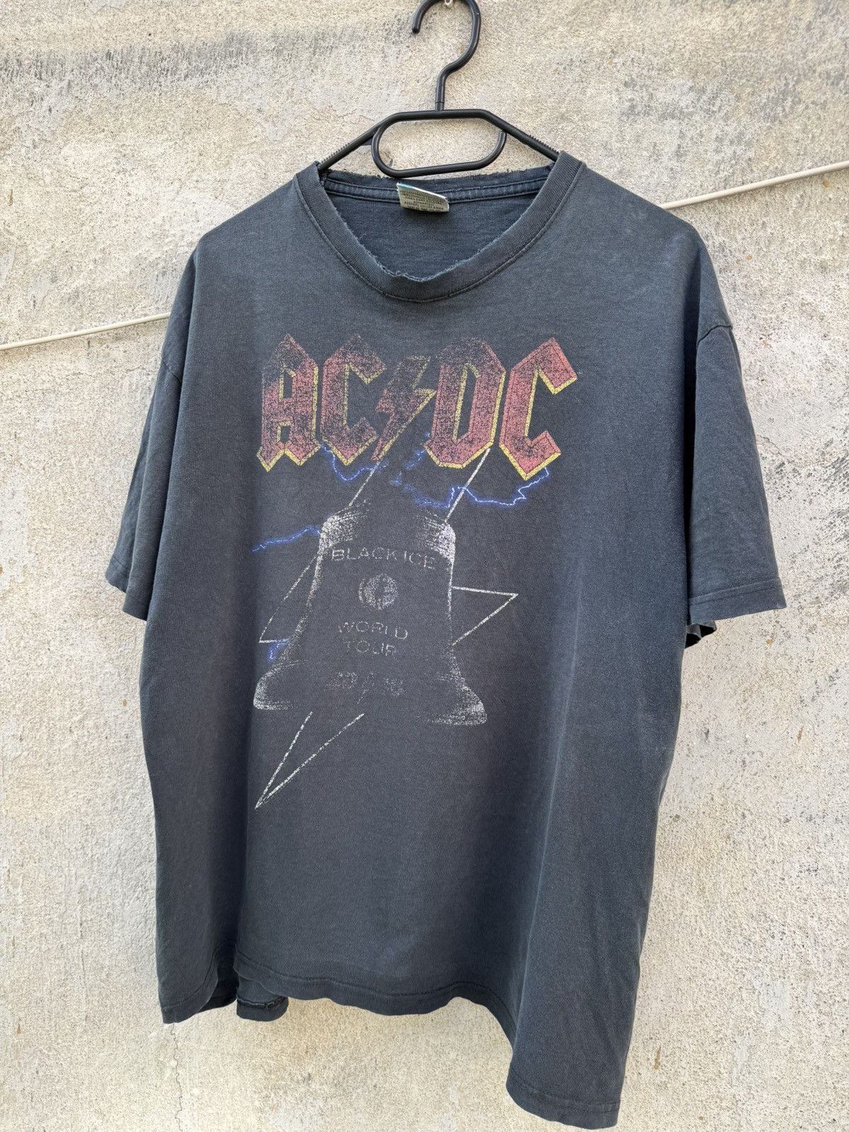 AC/DC × Band Tees × Vintage Vintage ACDC Black Ice World Tour Washed Thrashed Tee 00s Size US L / EU 52-54 / 3 - 4 Thumbnail