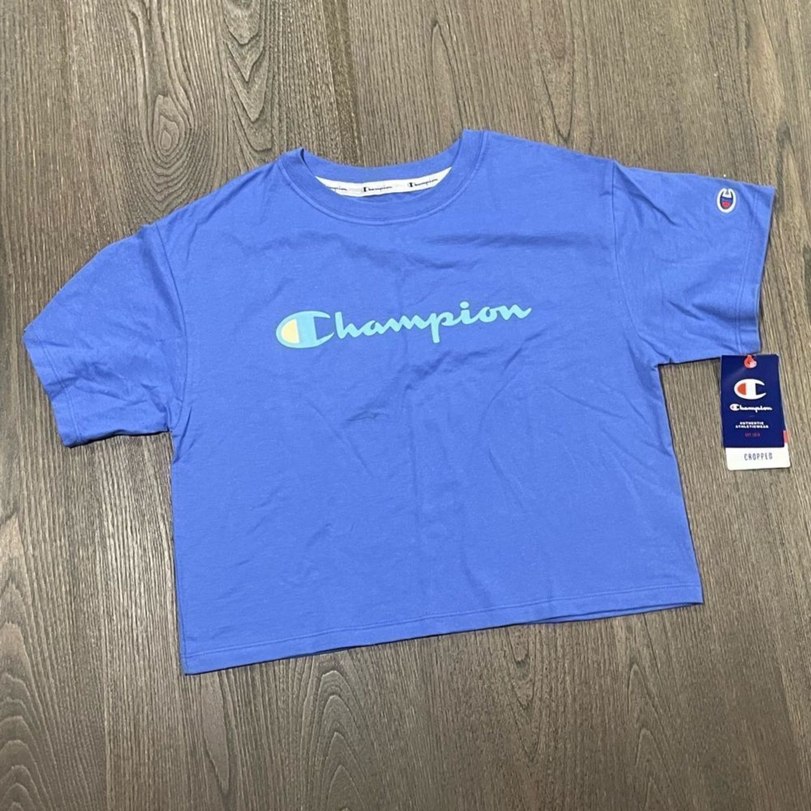 Champion NWT Champion Periwinkle Blue Graphic Crop Top - Size XS Size XS / US 0-2 / IT 36-38 - 1 Thumbnail