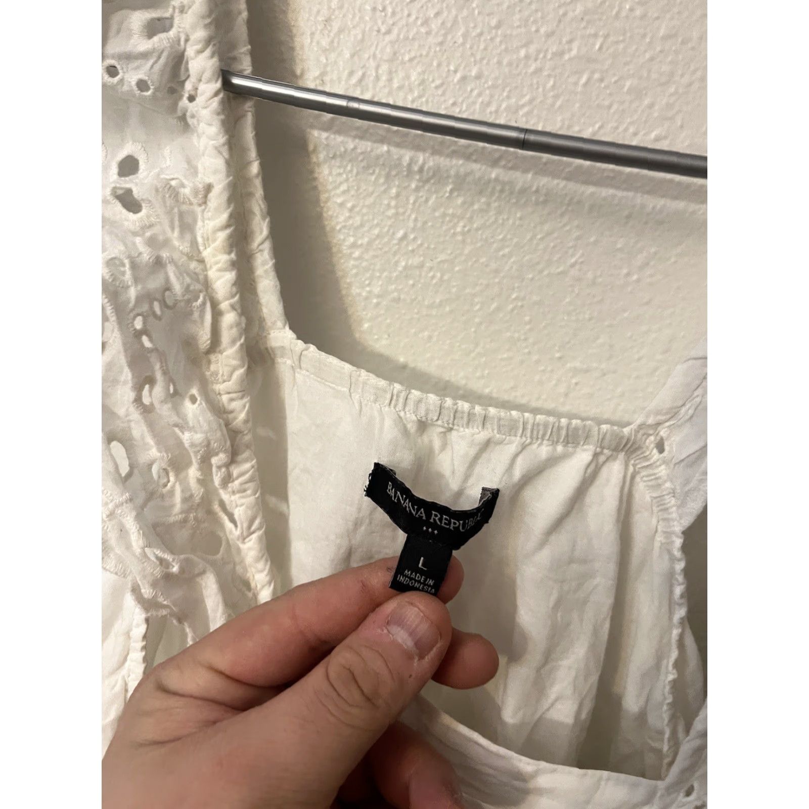 Banana Republic Banana Republic Women's White Eyelet Trim Sleeveless Top Blouse EUC Large Size L / US 10 / IT 46 - 2 Thumbnail