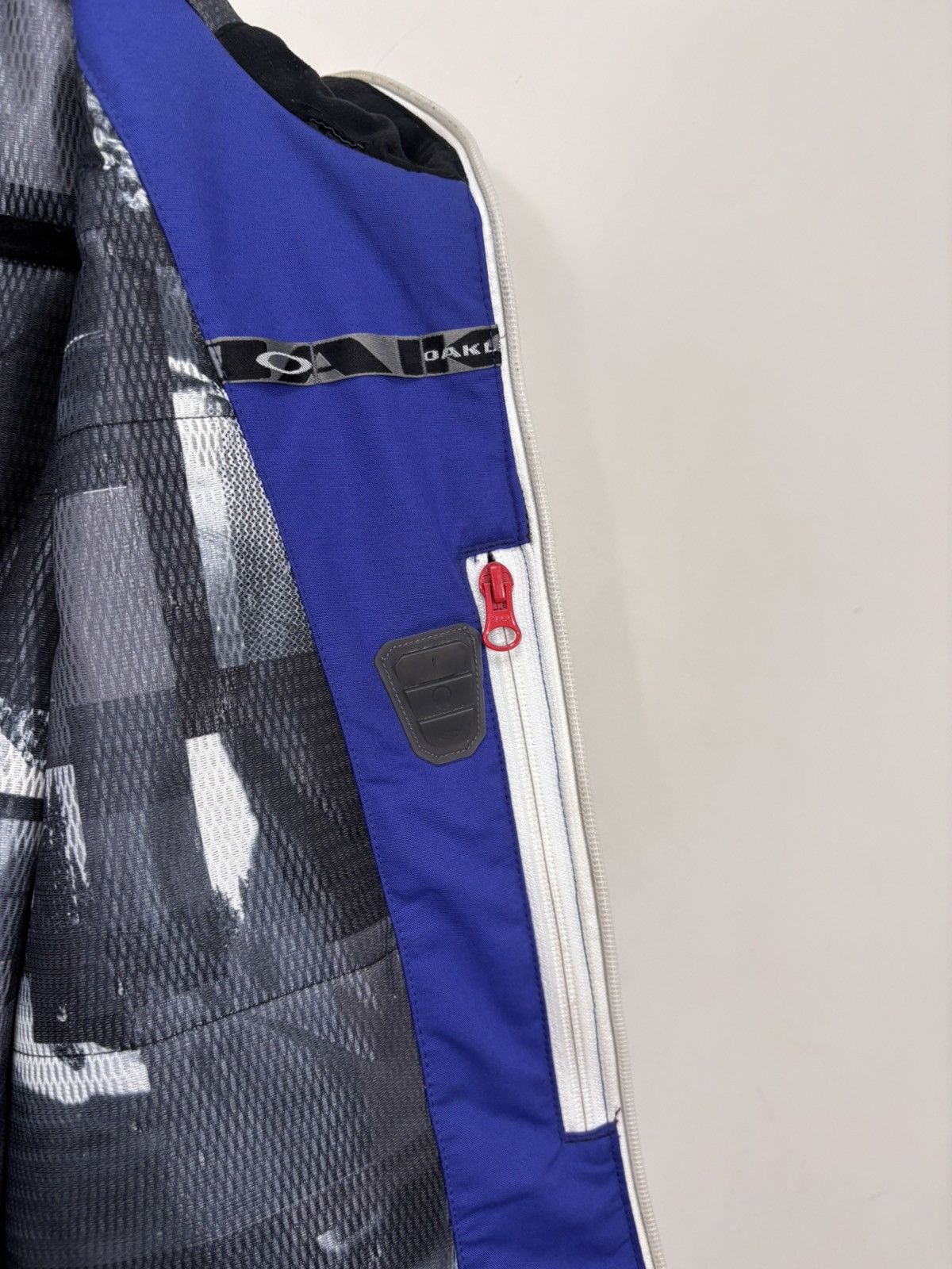 Oakley Oakley Motility Men’s Blue Hooded Ski Snowboard Jacket Size US S / EU 44-46 / 1 - 19 Thumbnail
