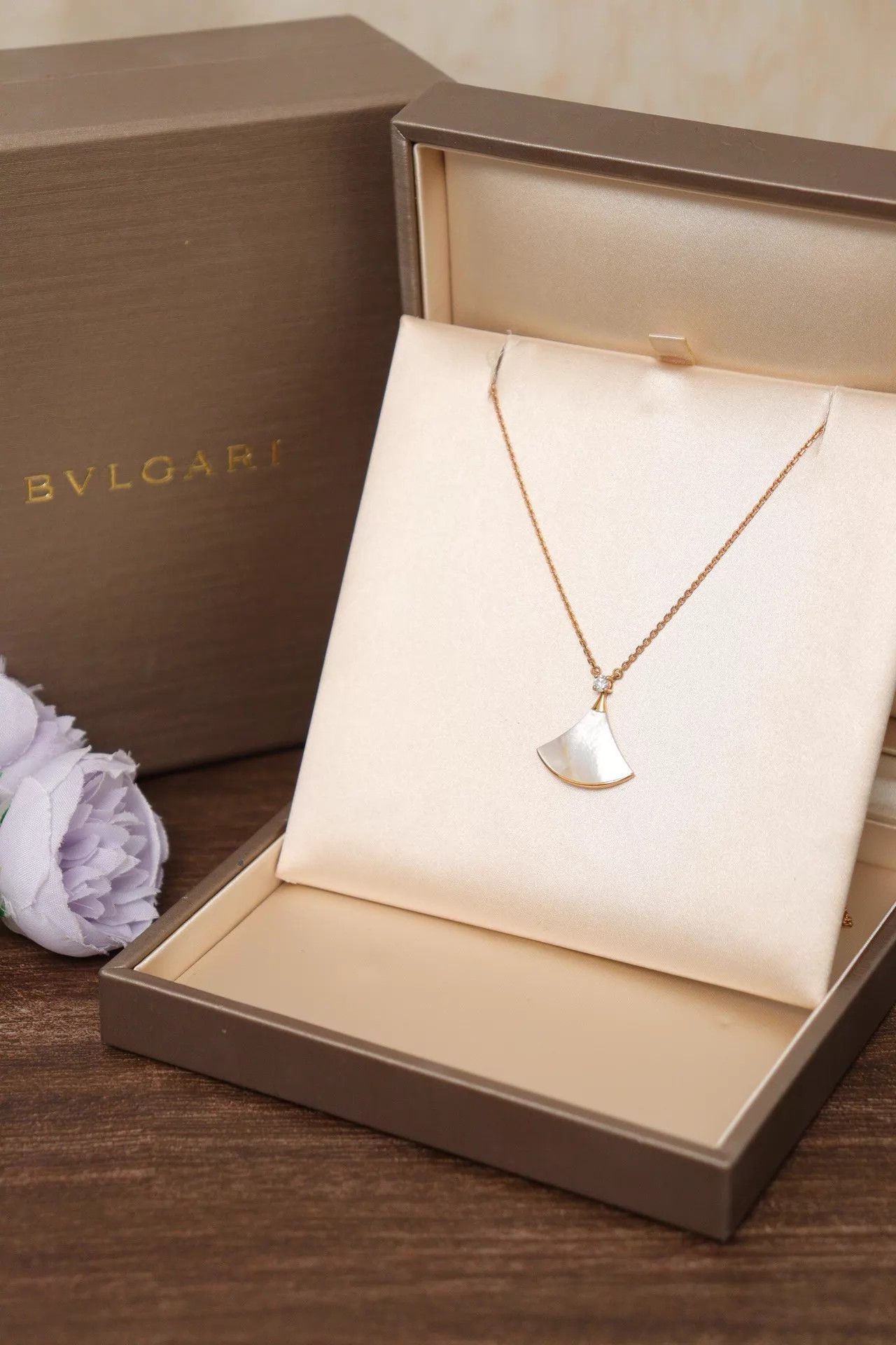 Bvlgari BVLGARI White MOP Fan Necklace 18K RG M 2.1x2.1 Box Size ONE SIZE - 1 Thumbnail