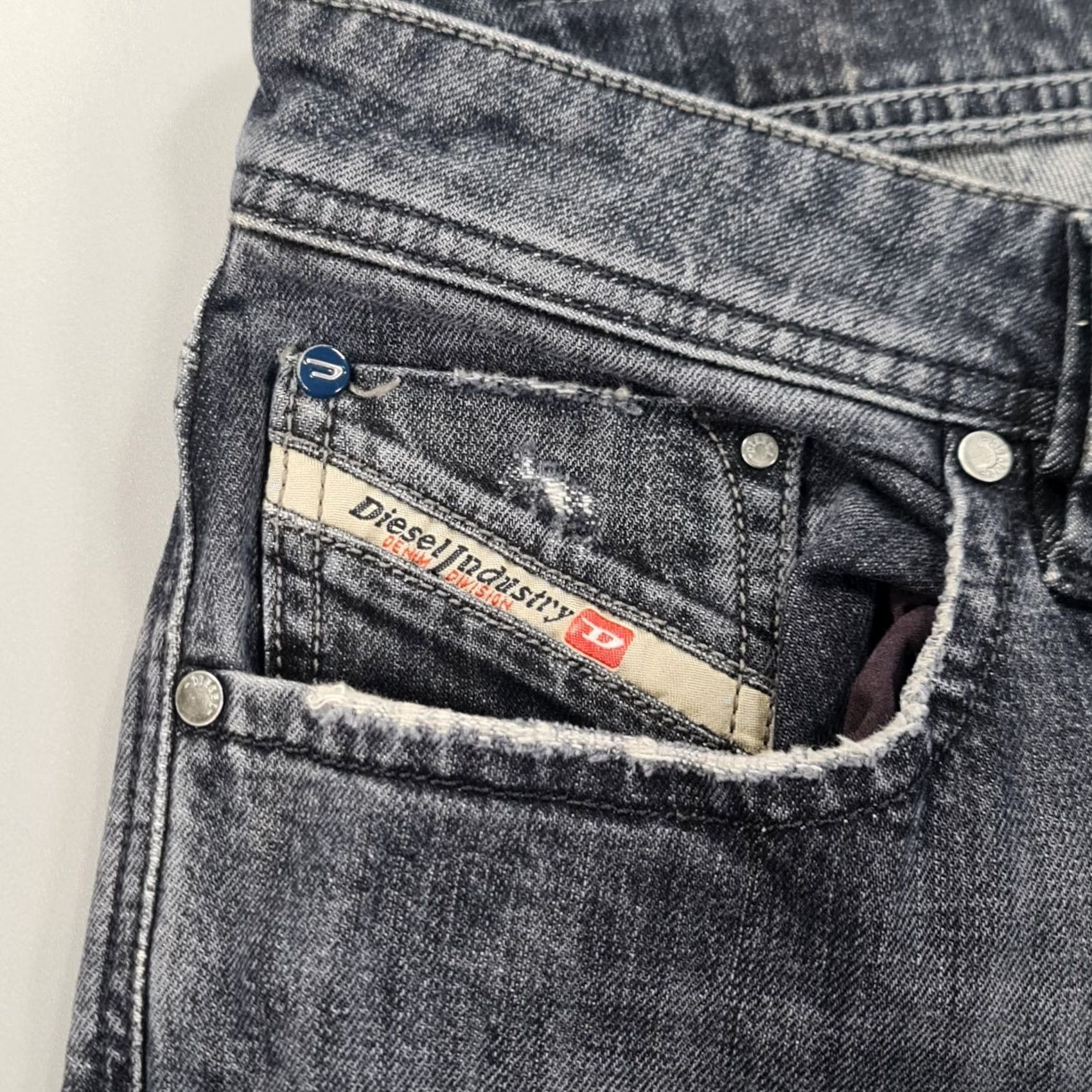 Diesel Diesel Jeans Straight Leg Distressed W32 L33 Made In Italy Regular Mens Denim 100% Cotton Grey Medium Wash Pockets Size US 32 / EU 48 - 4 Thumbnail