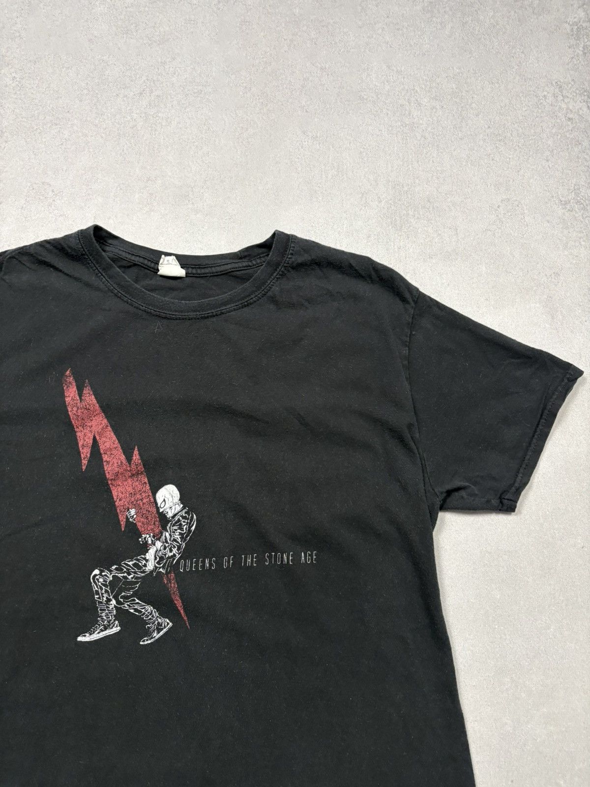 Band Tees Vintage 00s Queens Of The Stone Age T Shirt Lightning Skull Size US L / EU 52-54 / 3 - 2 Thumbnail