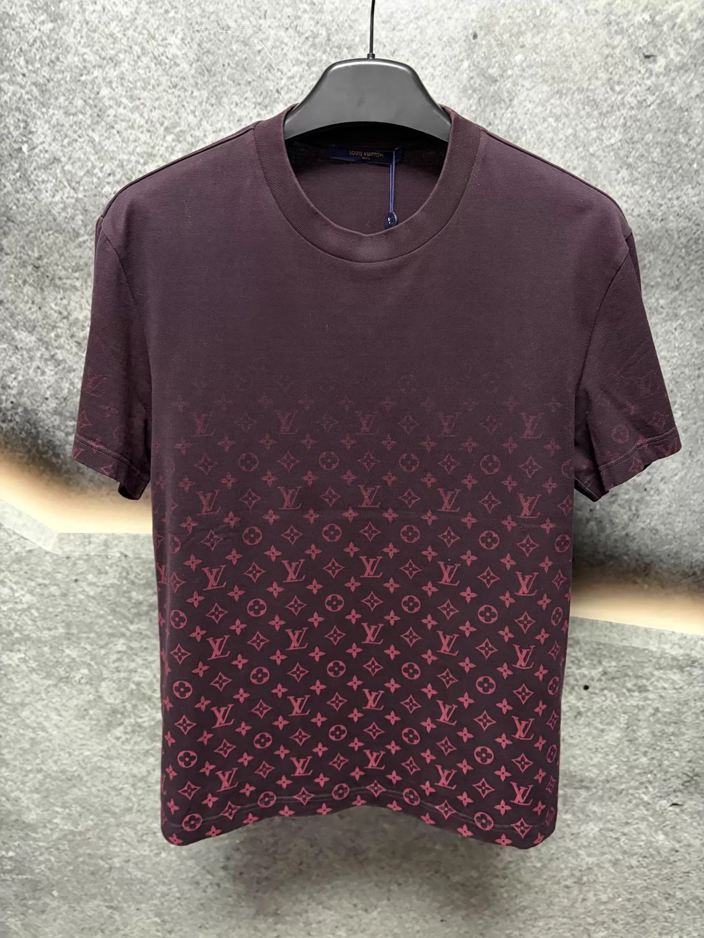 Louis Vuitton LV Wine Red Gradient Logo Short Sleeve Tee L Size US L / EU 52-54 / 3 - 1 Thumbnail