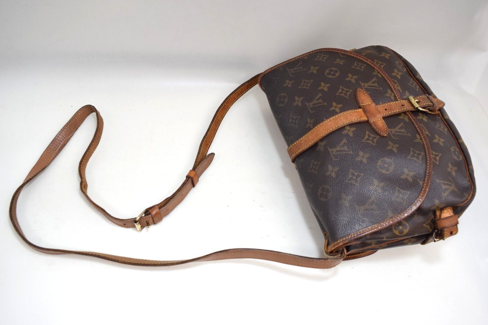 Louis Vuitton LV Saumur 30 Crossbody Bag Monogram Canvas M42256 Size ONE SIZE - 7 Thumbnail