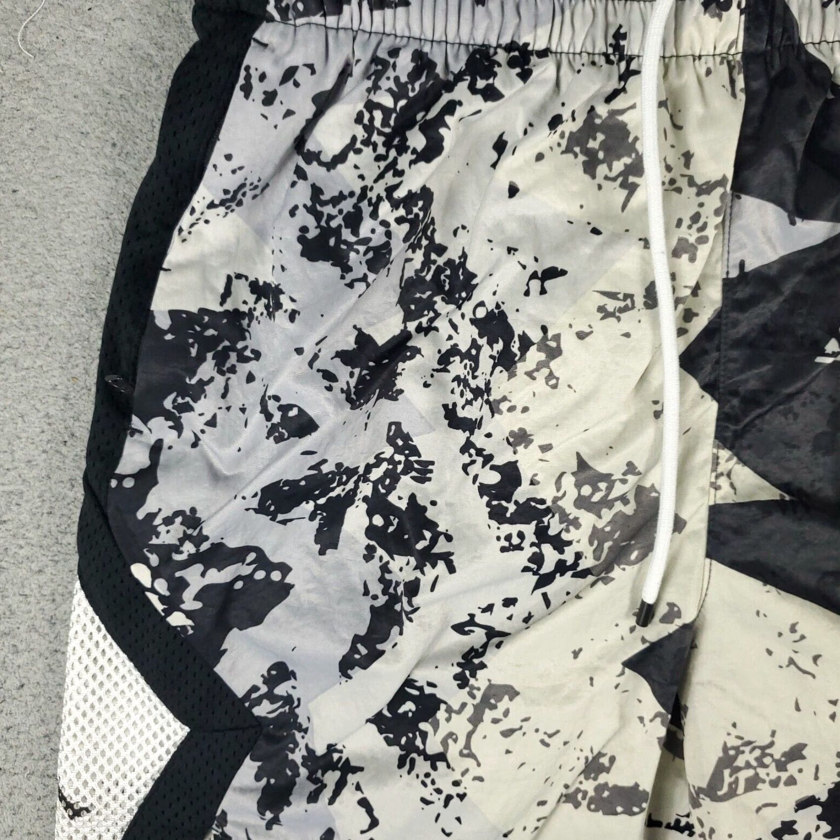 Jordan Brand JORDAN Women's Active Shorts Medium Gray Zipper Pockets Athletic Running Size 32" / US 10 / IT 46 - 2 Thumbnail