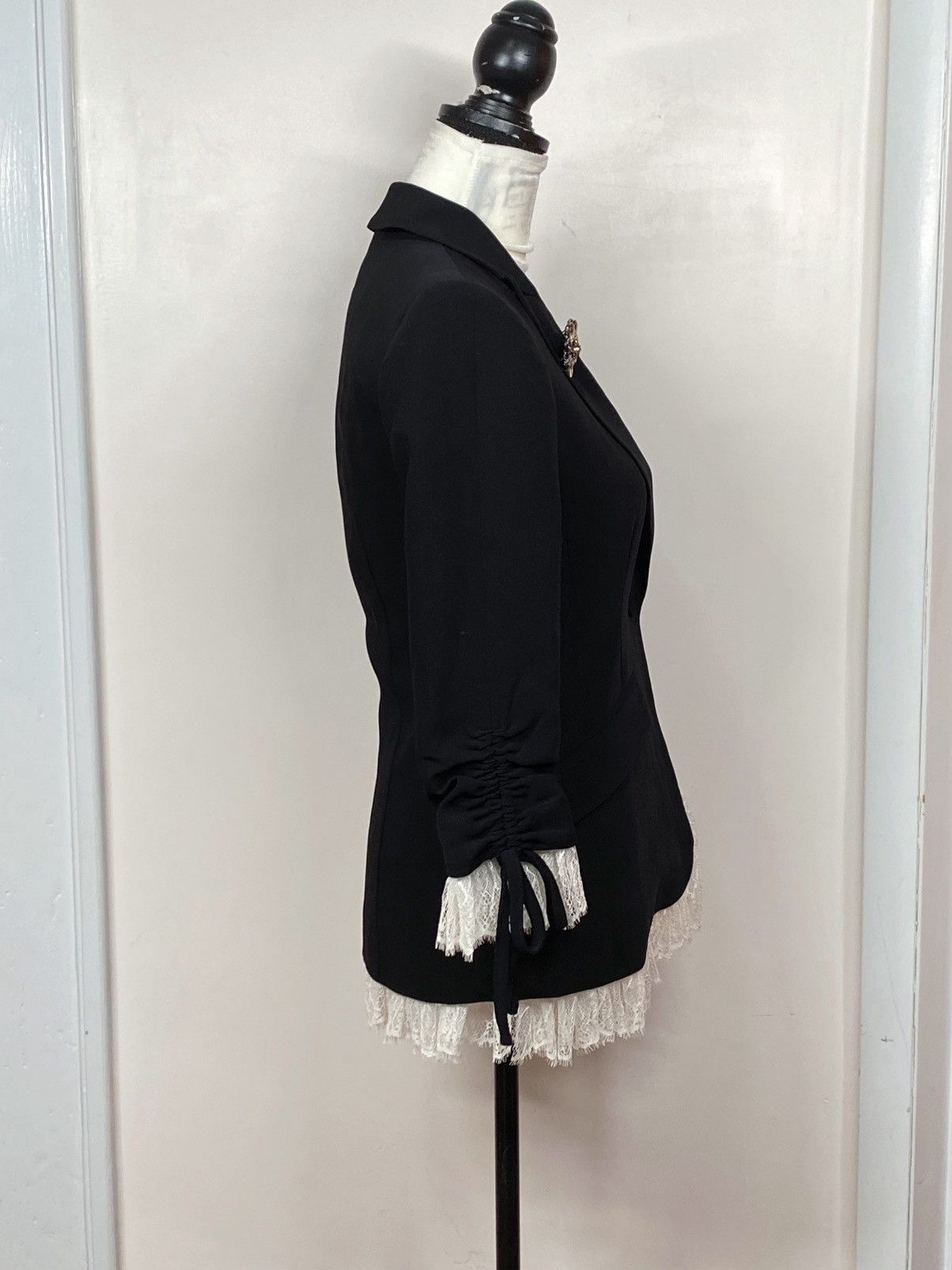 Cinq a Sept Cinq à Sept Crystal Brooch Lace Trimmed Crepe Blazer size 0 Size XS / US 0-2 / IT 36-38 - 14 Thumbnail