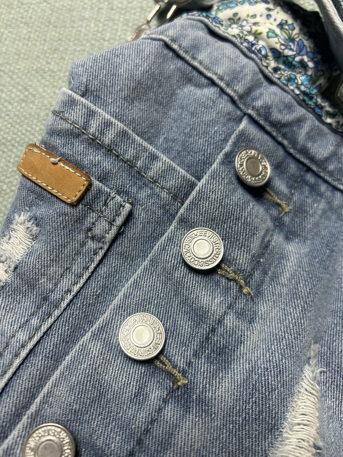 Vintage Levi’s short alls bib overalls shorts distressed small 31 Size 31" - 8 Thumbnail