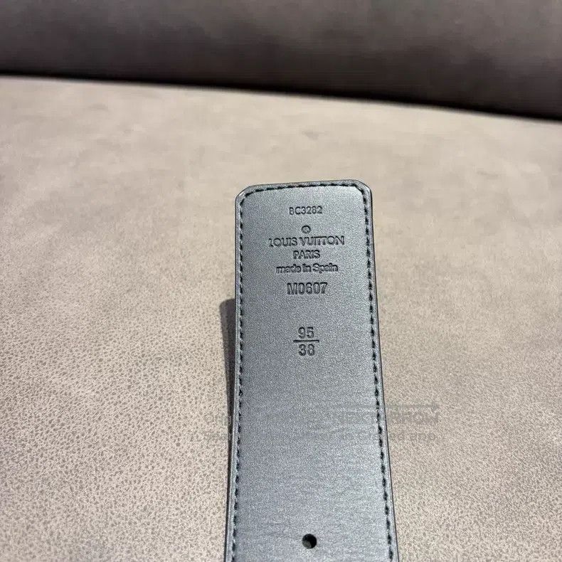Louis Vuitton Louis Vuitton Black V-button presbyopic leather belt Size ONE SIZE - 4 Thumbnail