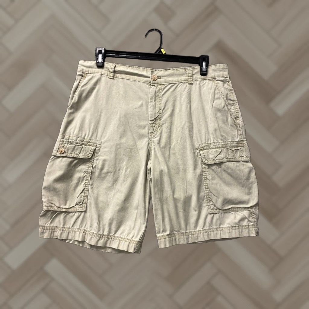 Izod IZOD Short(s) Men's Size 34 Classic Cargo Shorts Beige 10.5” Inseam EUC /87-91 Size US 34 / EU 50 - 1 Thumbnail