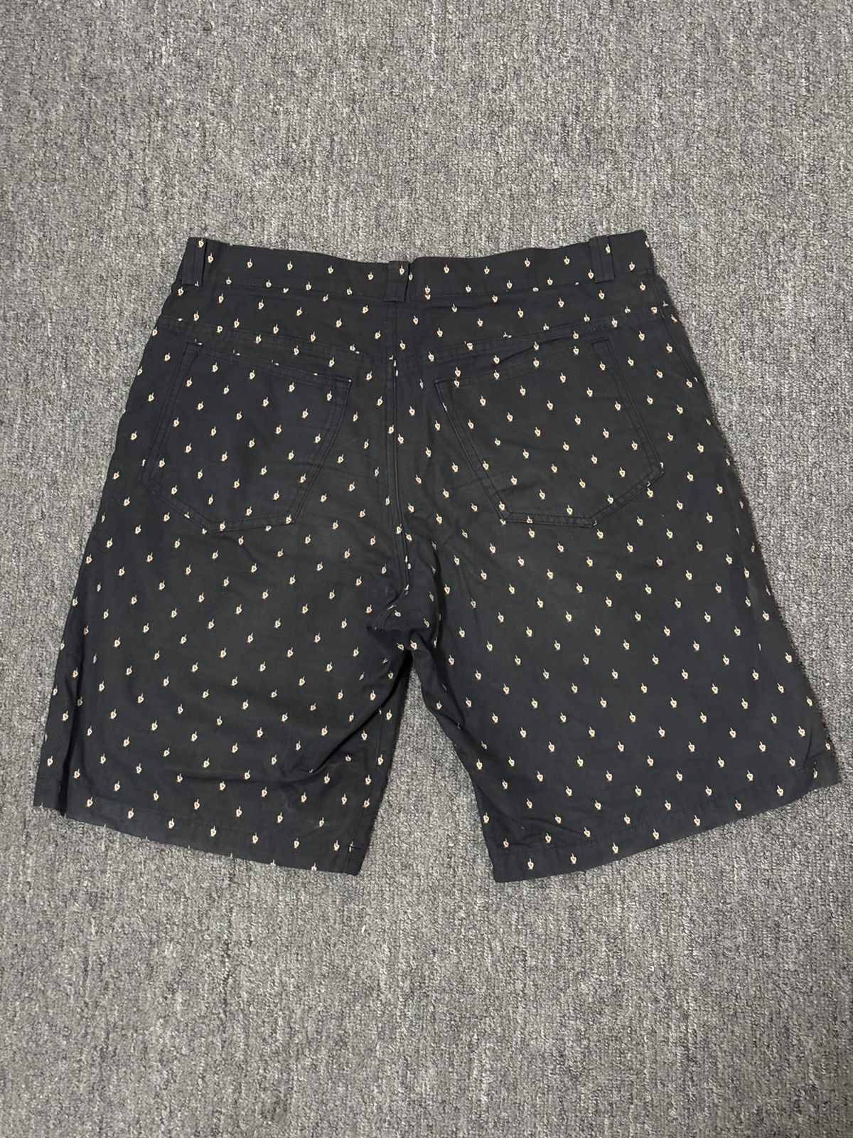Undercover 12aw middle finger short