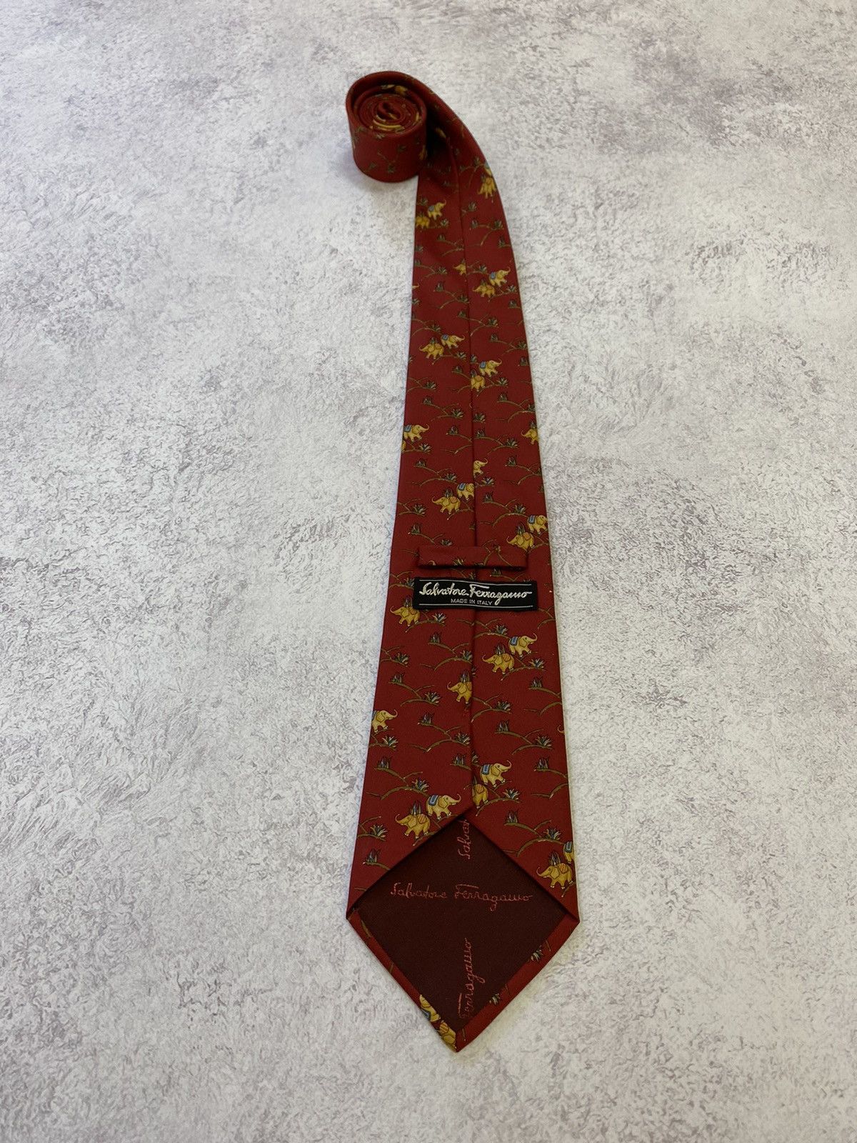 Salvatore Ferragamo Vintage Salvatore Ferragamo Elephants Red Silk Tie Size ONE SIZE - 2 Thumbnail