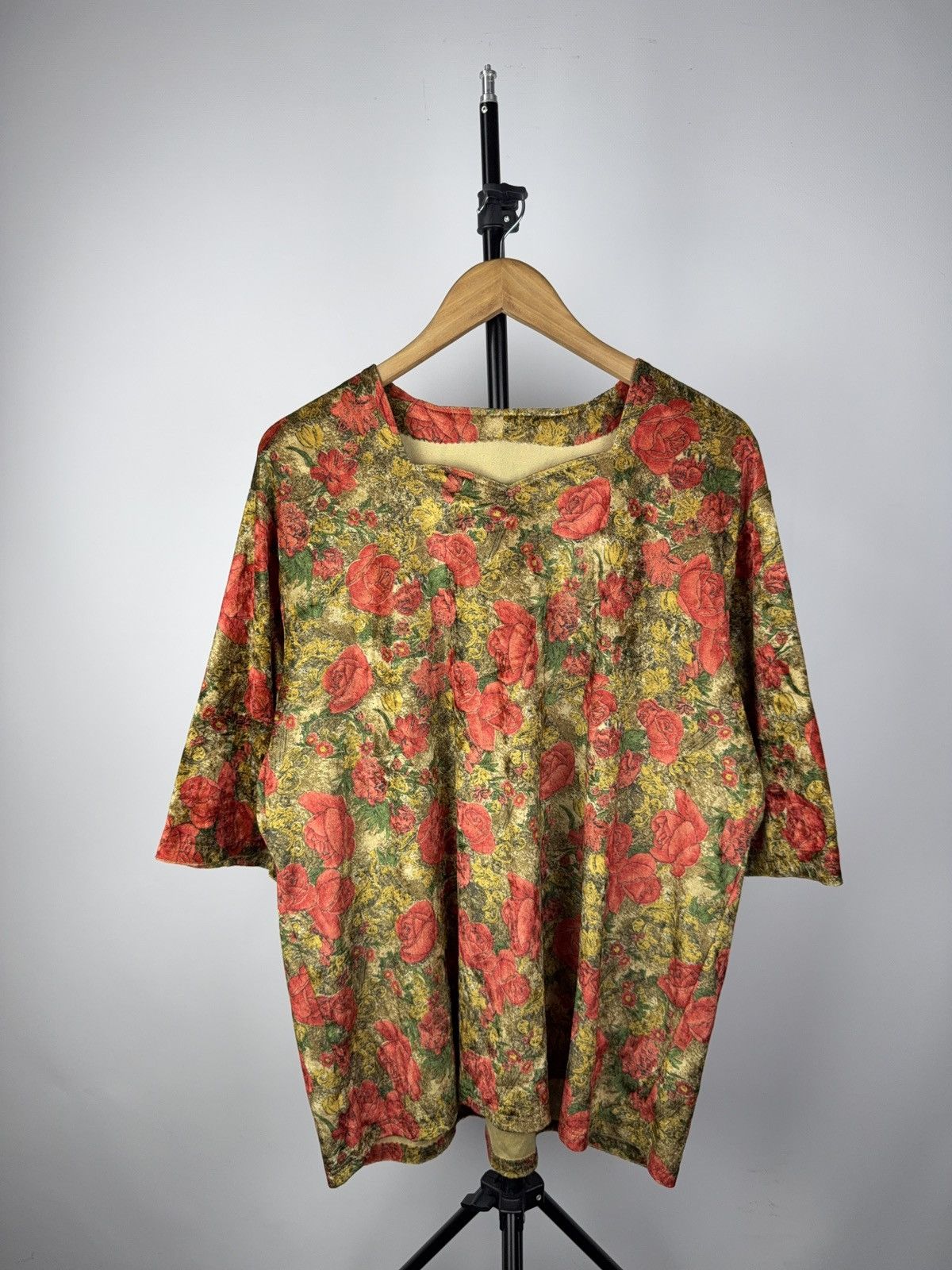 Other Vintage 90s Baroque Rose T-Shirt Red Floral Art Print Tee Size L / US 10 / IT 46 - 1 Thumbnail
