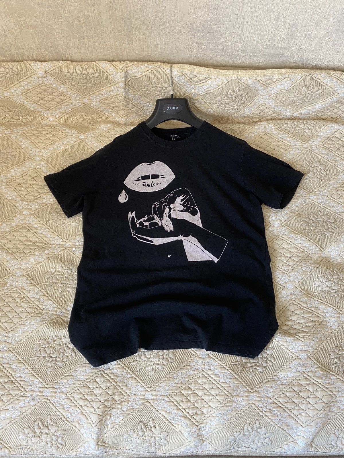 Diesel × Vintage 🔥 Diesel Vintage Art Hands Girl T Shirt Y2K Graphic Print Size US S / EU 44-46 / 1 - 1 Thumbnail