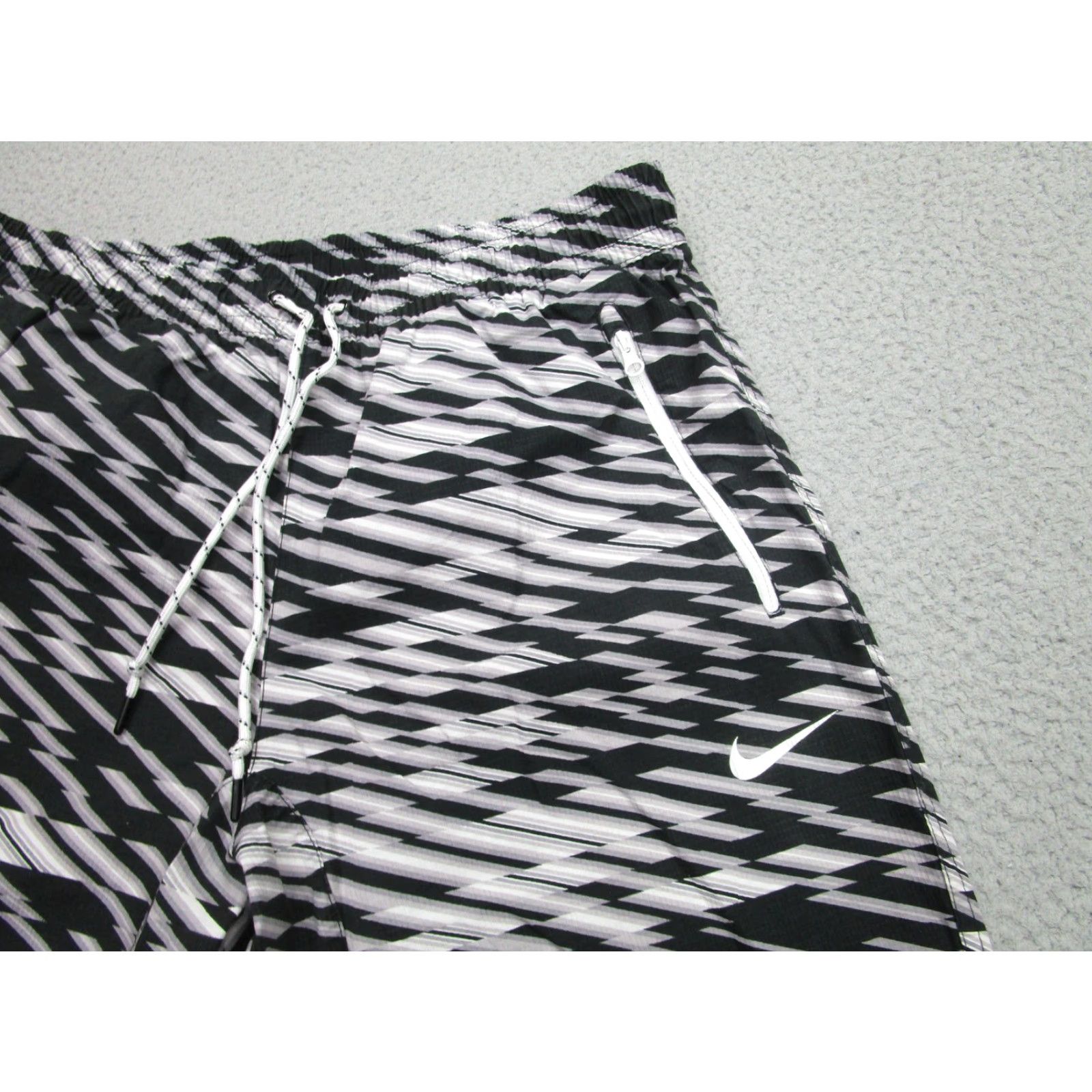 Nike Nike Shorts Mens Large Black Geometric Zip Pockets Athletic Running Training Size US 33 - 2 Thumbnail