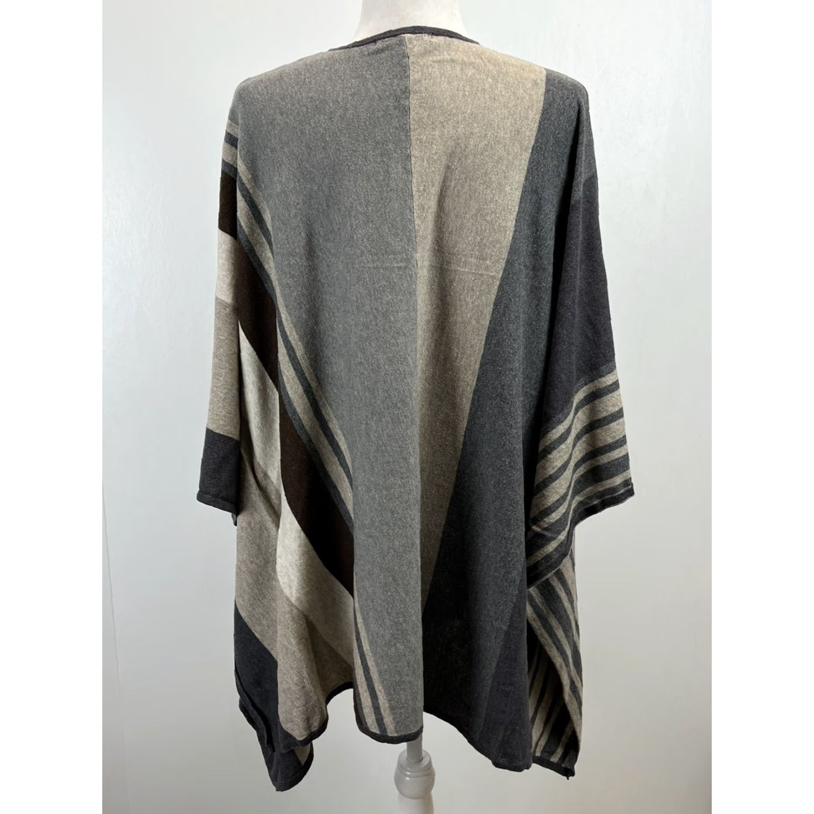 Vintage Cabi 909 Horizon Oversized Vneck Poncho Sweater Sz M VGUC Coastal Women Grey Brown Tan V-Neck Poncho Sweater M Womens Size M / US 6-8 / IT 42-44 - 3 Thumbnail