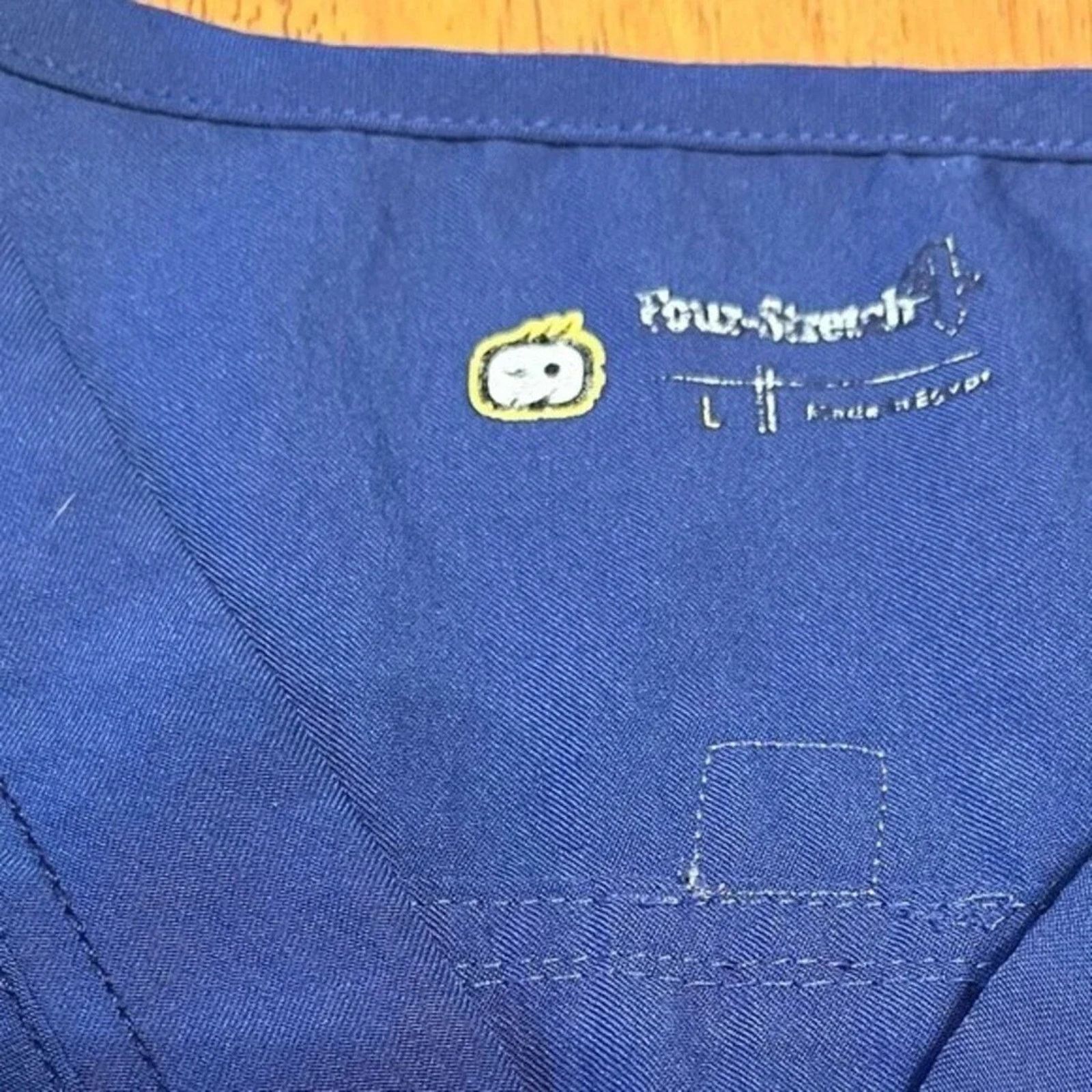 The Unbranded Brand WonderWink scrub top, size Large with two front pockets. Size L / US 10 / IT 46 - 3 Thumbnail