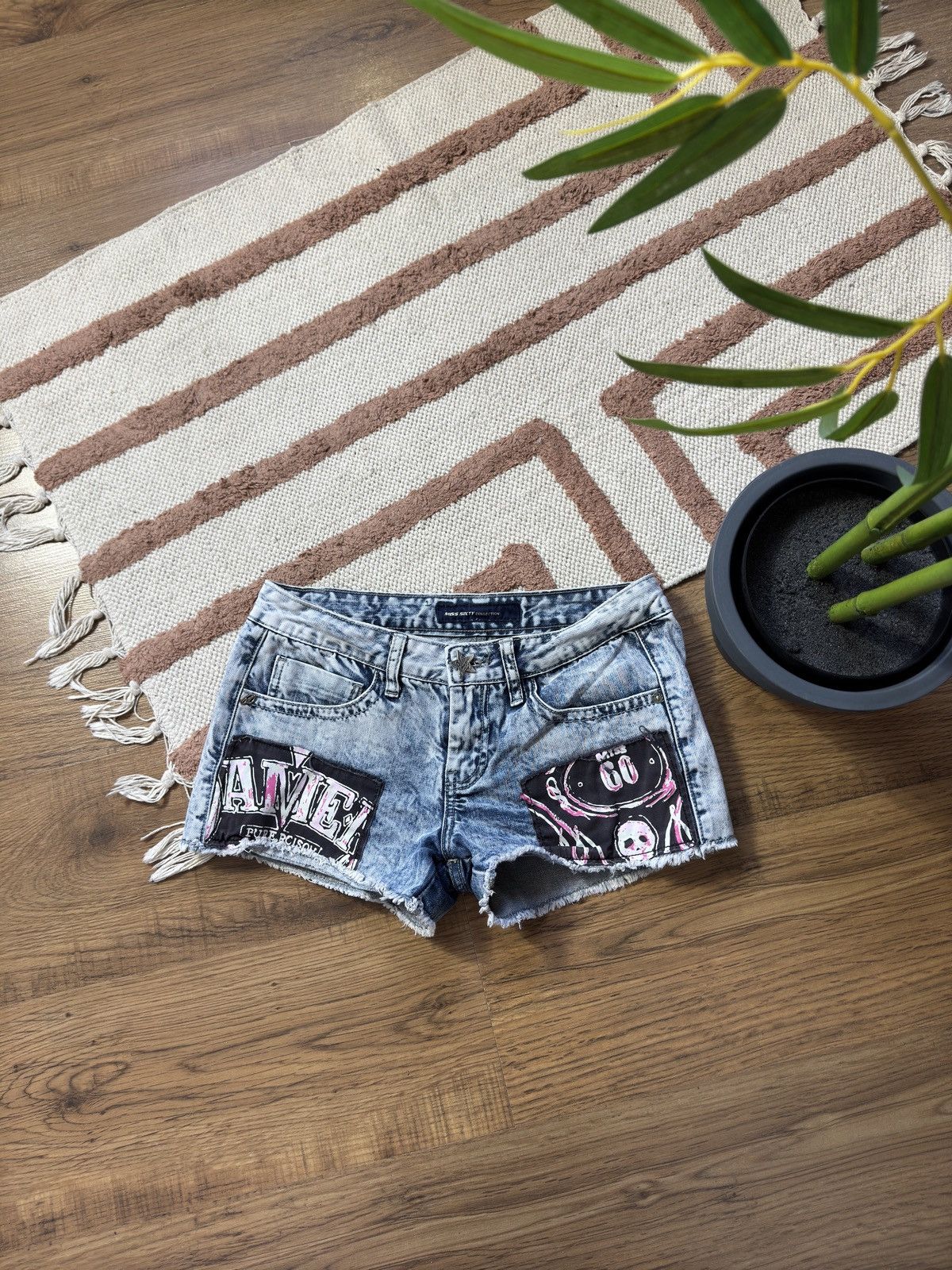 Miss Sixty VINTAGE MISS SIXTY 2000s MINI SHORTS Size 28" / US 6 / IT 42 - 1 Thumbnail