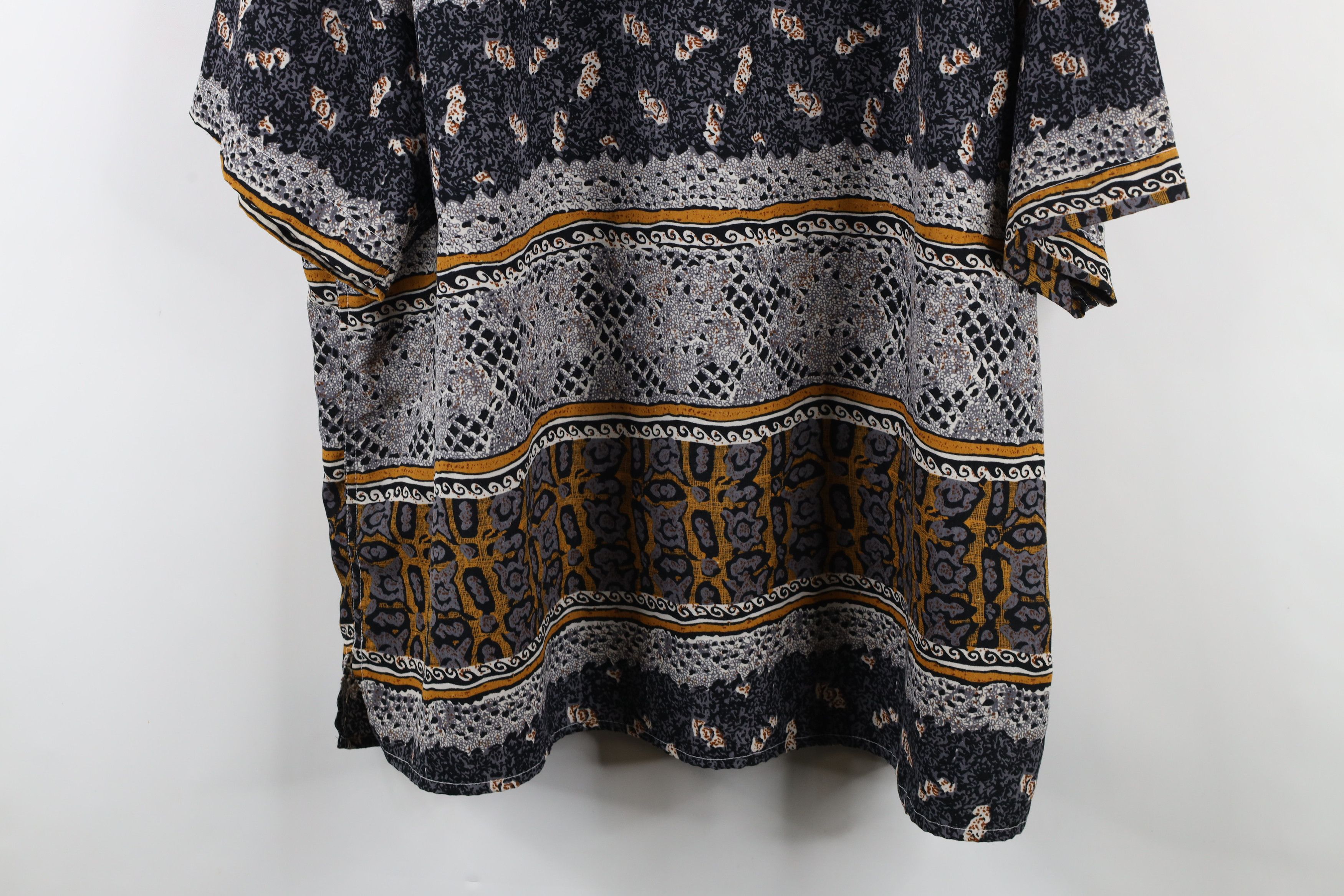 Vintage Vintage 90s Streetwear Faded Geometric Hawaiian Button Shirt Size US XXL / EU 58 / 5 - 9 Thumbnail