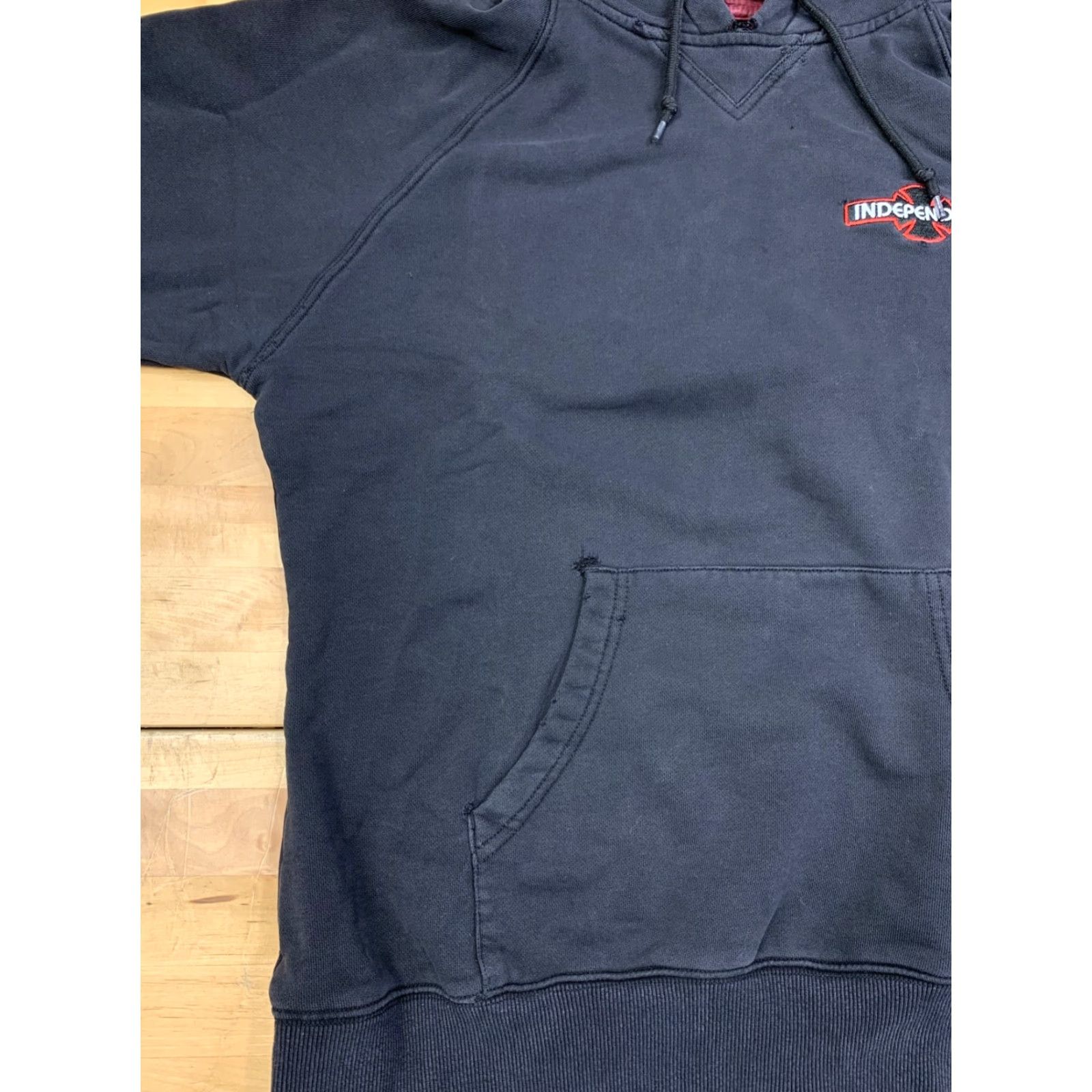 Vintage VINTAGE Independent Trucks Hoodie Mens M Black Grunge 90s Skate Thrashed 12015 Size US M / EU 48-50 / 2 - 5 Thumbnail