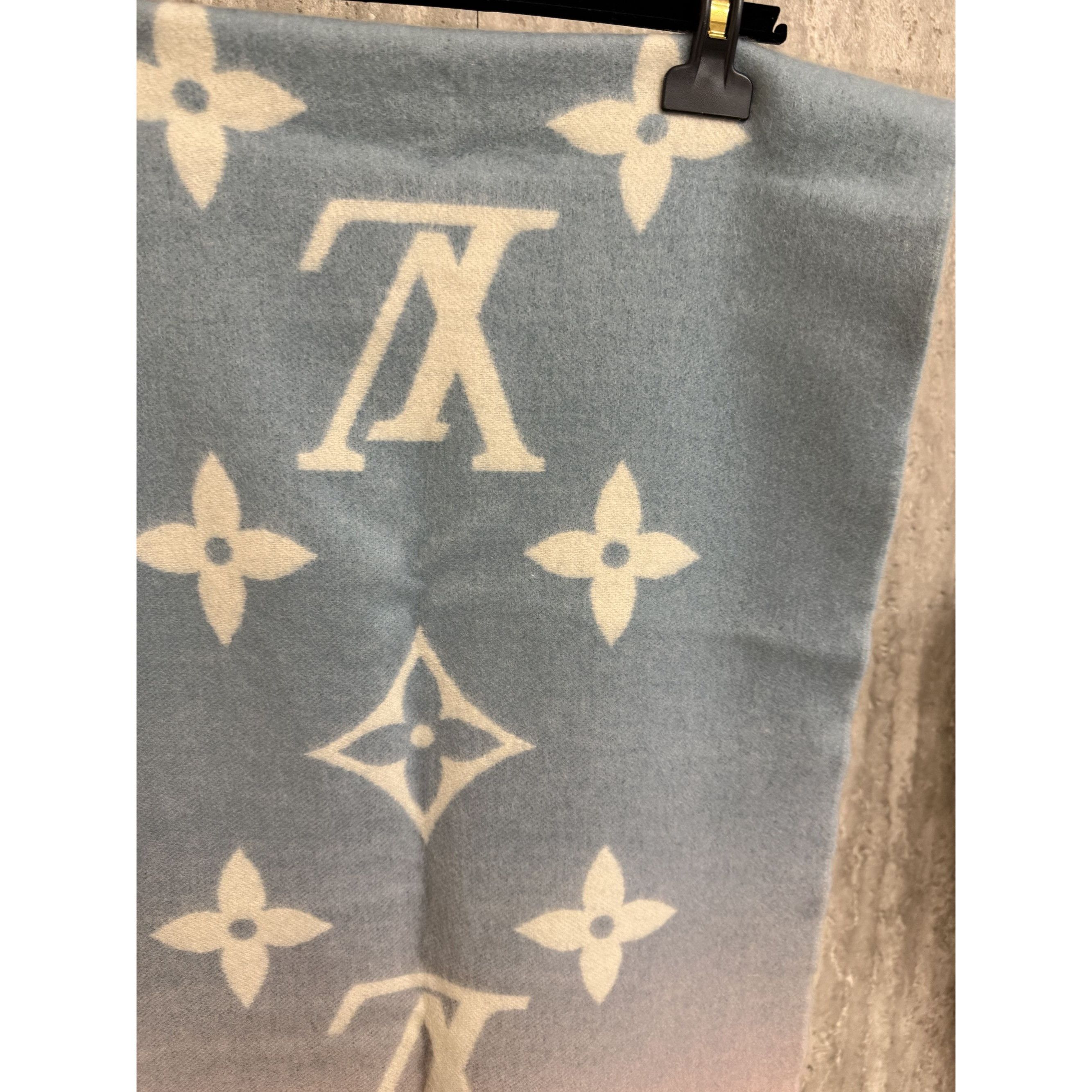 Louis Vuitton Louis Vuitton Gradient Monogram Scarf 100% Cashmere Unisex S Size ONE SIZE - 11 Thumbnail