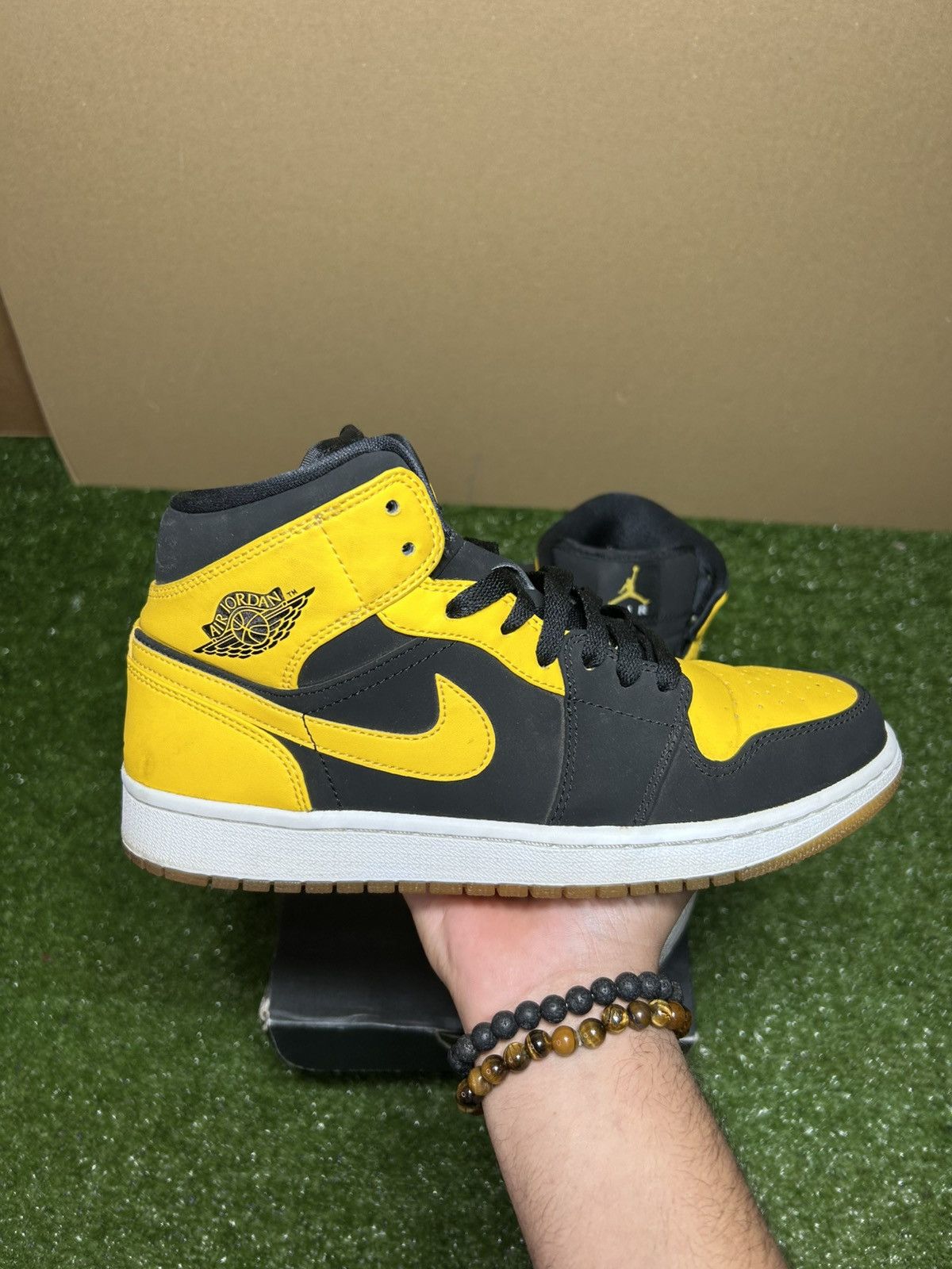 Jordan Brand Jordan 1 Mid New Love 2017 Size US 8.5 / EU 41-42 - 6 Thumbnail