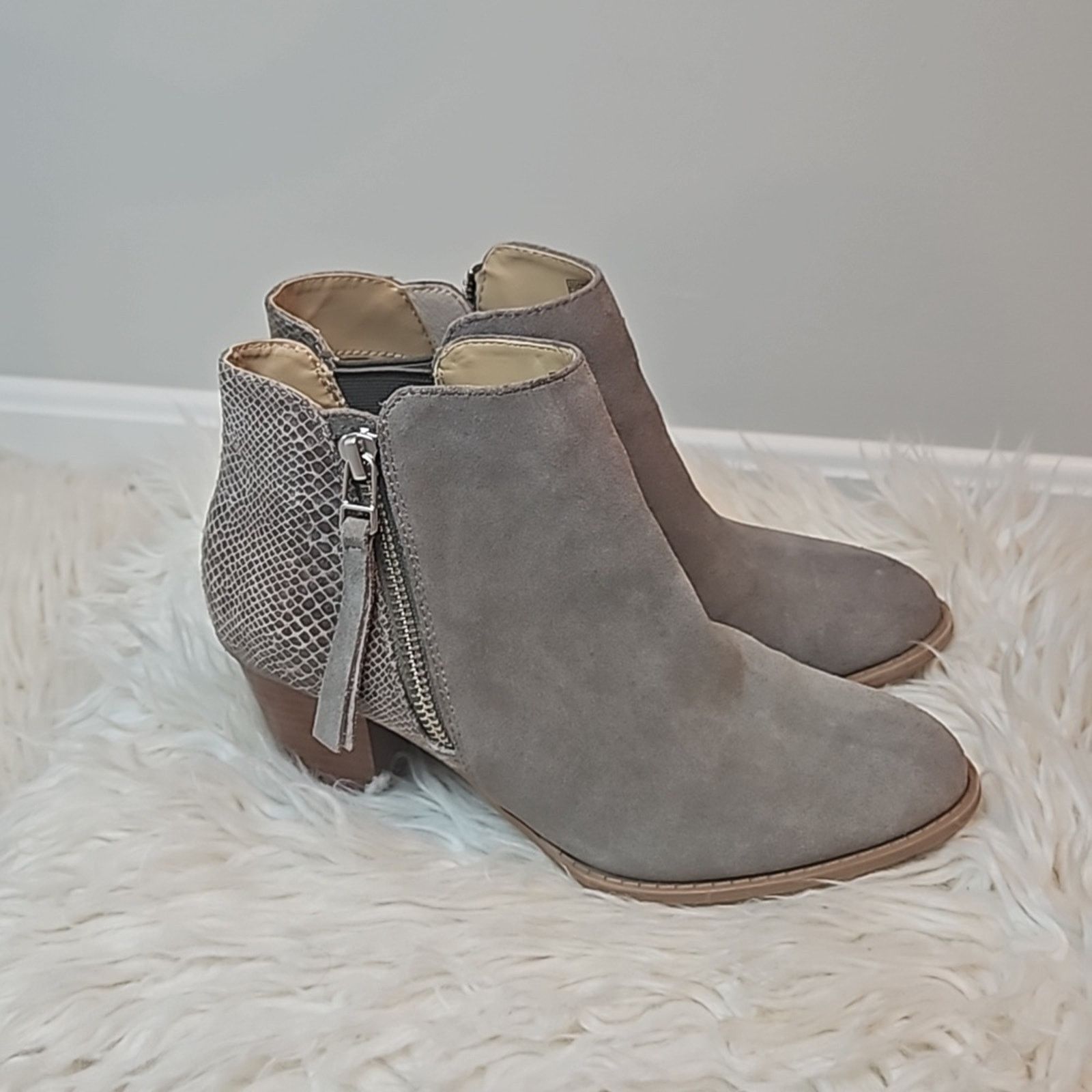 Vionic Vionic 322 Anne Grey Taupe Suede Ankle Bootie Size US 5 / IT 35 - 1 Thumbnail