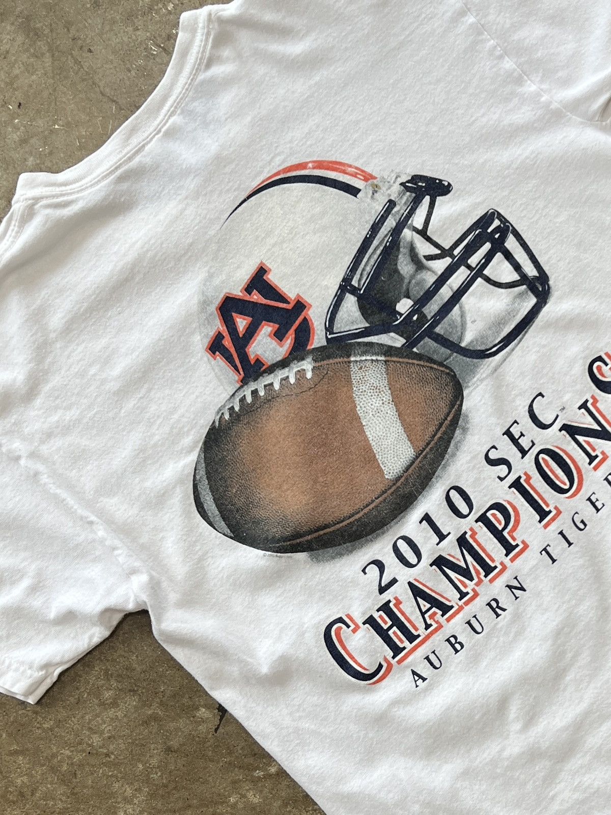 NCAA Vintage Auburn SEC Champions Football Helemt Tee Medium Size US M / EU 48-50 / 2 - 1 Thumbnail
