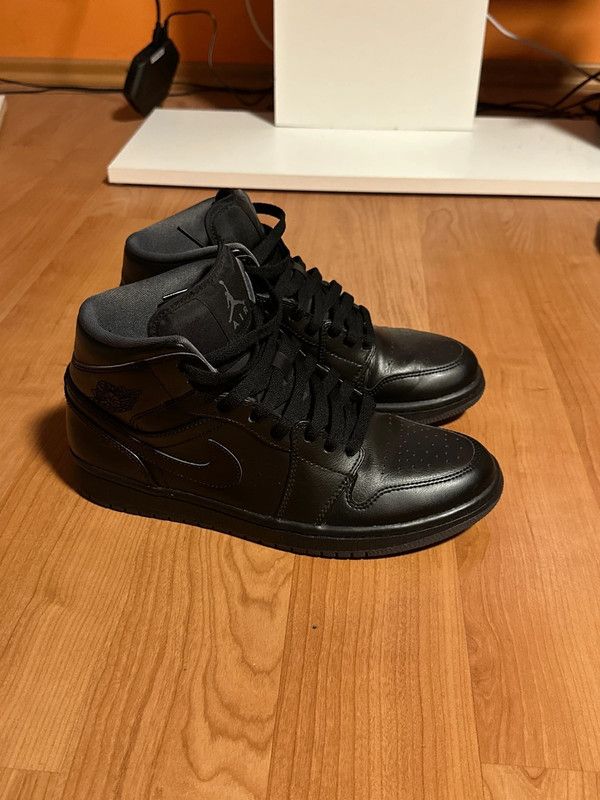 Jordan Brand Nike Air Jordan 1 Mid triple black Size US 8 / EU 41 - 1 Thumbnail