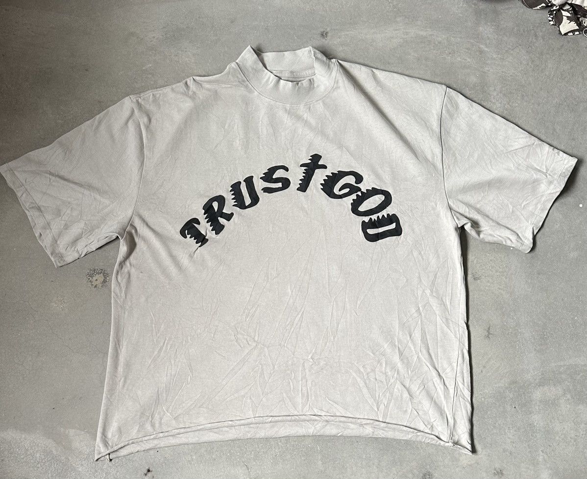 Vintage YEZZY KANYE WEST TRUST GOD SUNDAY SERVICES CROPPED TEE Size US L / EU 52-54 / 3 - 1 Thumbnail