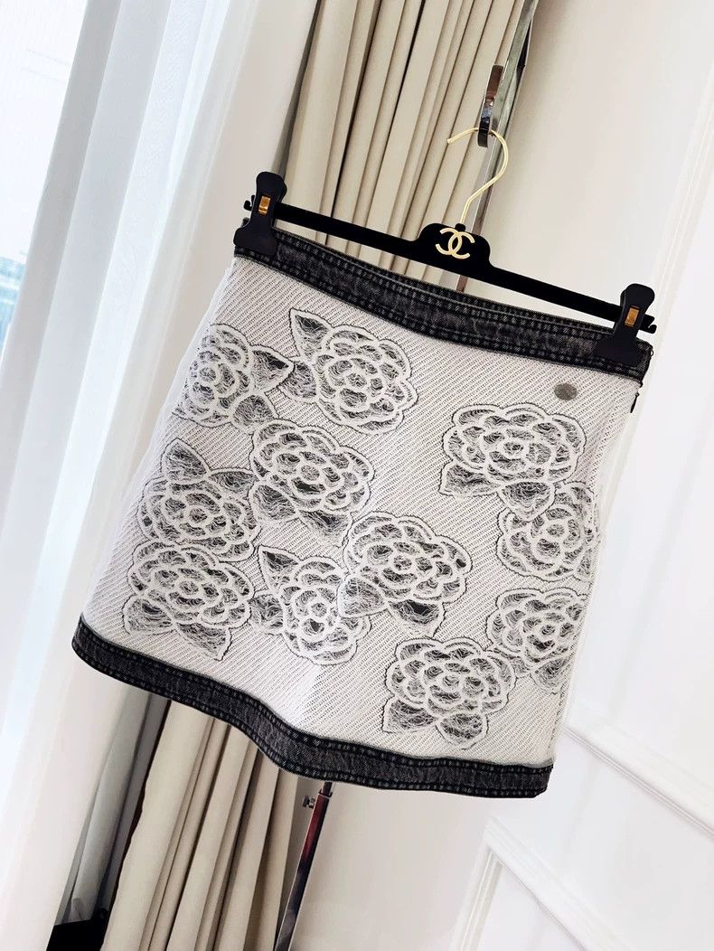 Chanel Chanel Waterfall series white black and gray hollow camell Size 25" / US 0 / IT 36 - 1 Thumbnail