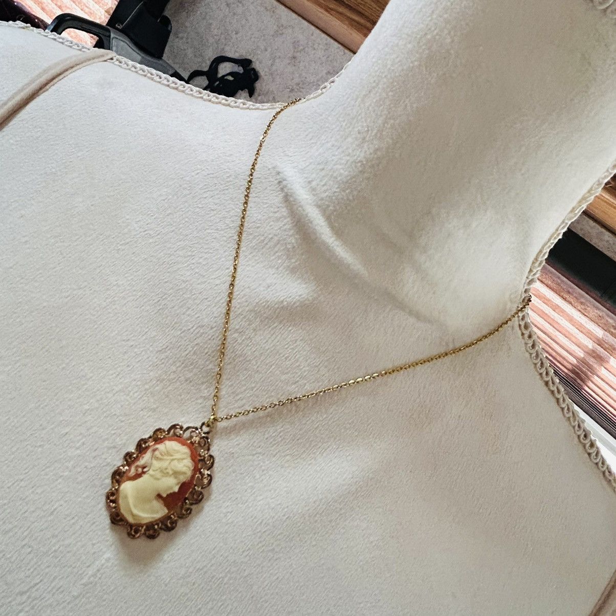 Vintage Vintage filigree dogtooth Victorian lady cameo necklace Size ONE SIZE - 2 Thumbnail